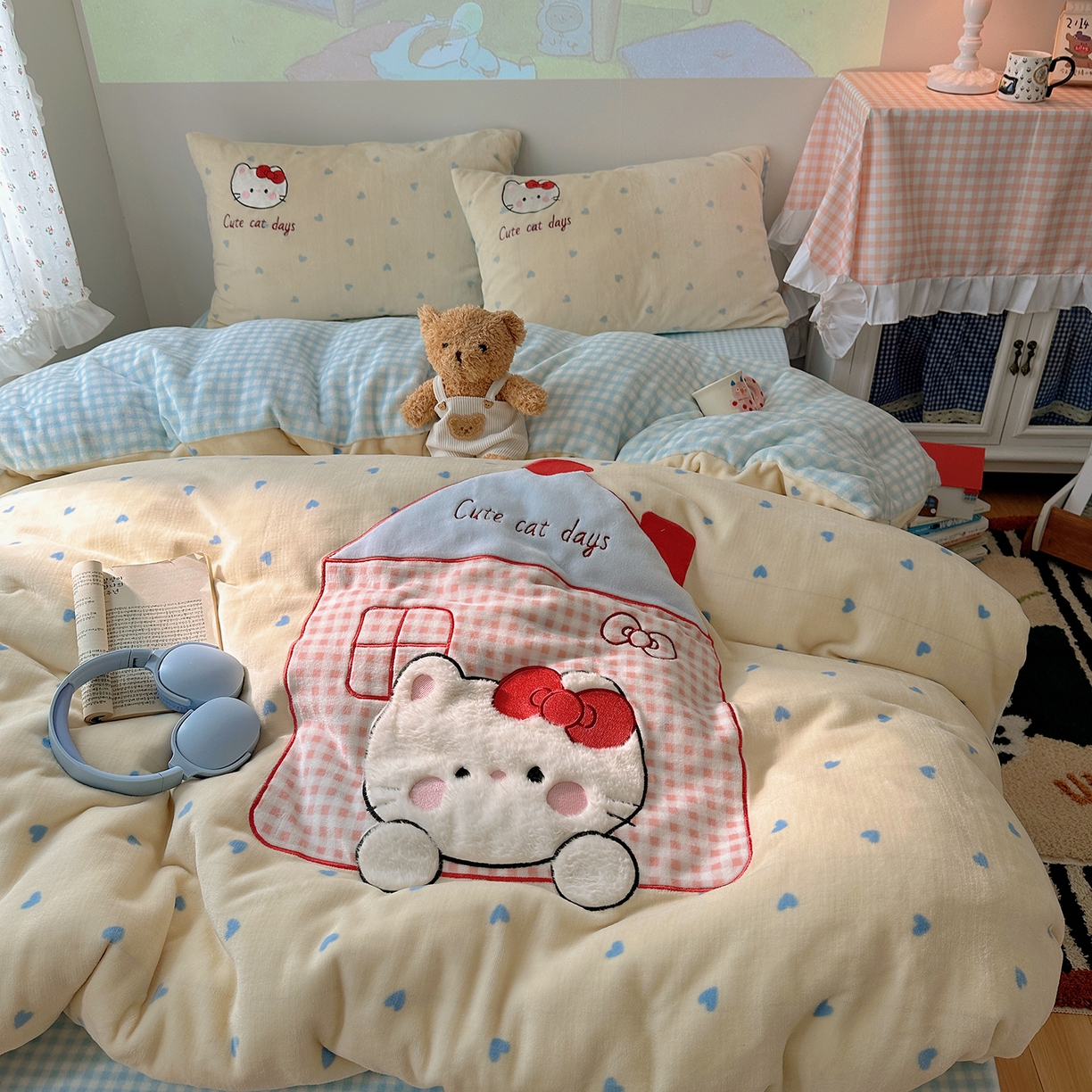 91家纺网 家纺一手货源 找家纺 桃子家居 2025新款A类兔毛贴布绣刺绣牛奶绒四件套 绒贴布绣-铅笔屋猫咪奶油蓝