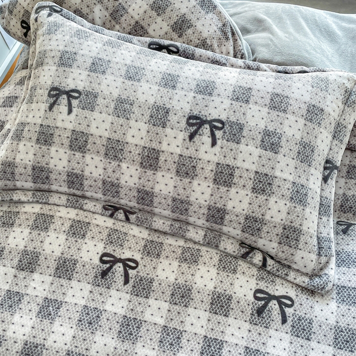 91家纺网 家纺一手货源 找家纺 典曼家纺 2025新款加厚保暖双面牛奶绒四件套 方糖蝴蝶结