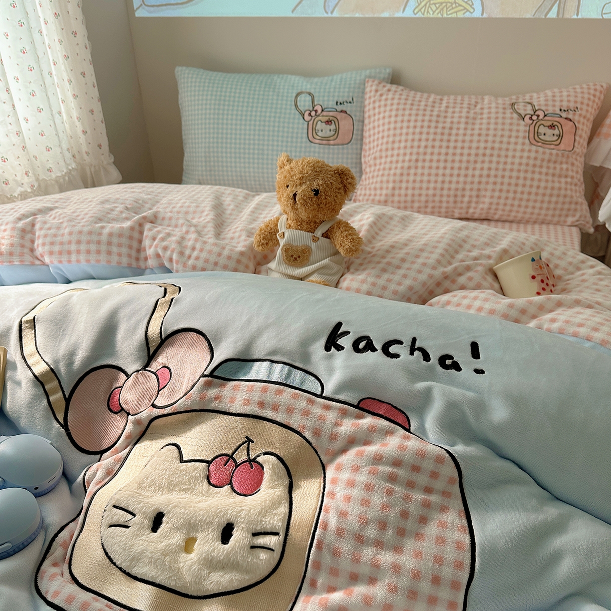 91家纺网 家纺一手货源 找家纺 桃子家居 2025新款A类兔毛贴布绣刺绣牛奶绒四件套 绒贴布绣-蓝粉相机喵喵