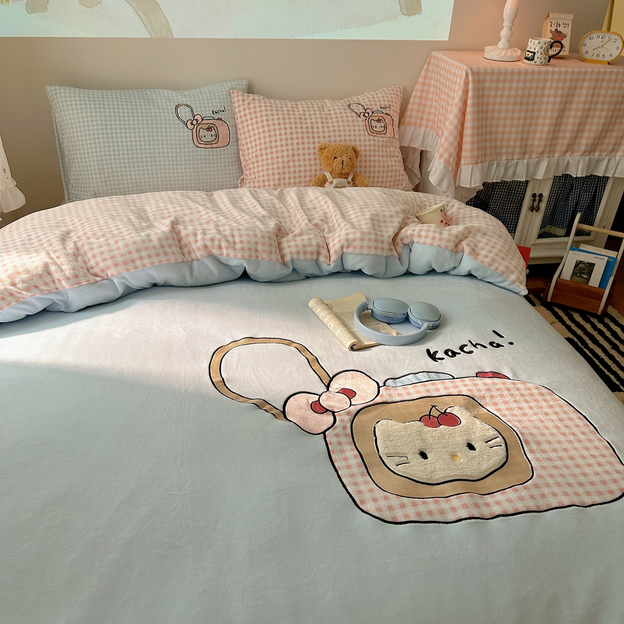 91家纺网 家纺一手货源 找家纺 桃子家居 2025新款A类兔毛贴布绣刺绣牛奶绒四件套 绒贴布绣-蓝粉相机喵喵