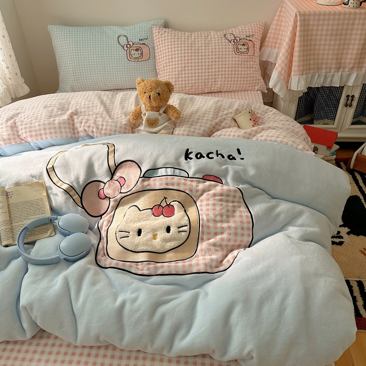 91家纺网 家纺一手货源 找家纺 桃子家居 2025新款A类兔毛贴布绣刺绣牛奶绒四件套 绒贴布绣-蓝粉相机喵喵