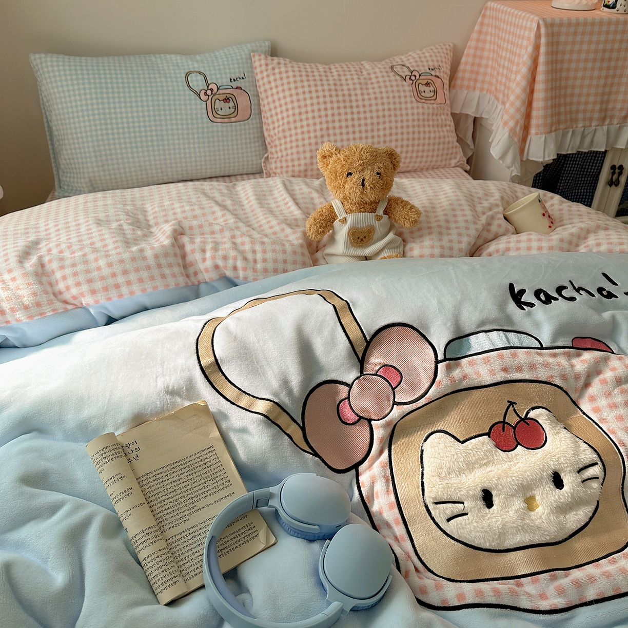 91家纺网 家纺一手货源 找家纺 桃子家居 2025新款A类兔毛贴布绣刺绣牛奶绒四件套 绒贴布绣-蓝粉相机喵喵