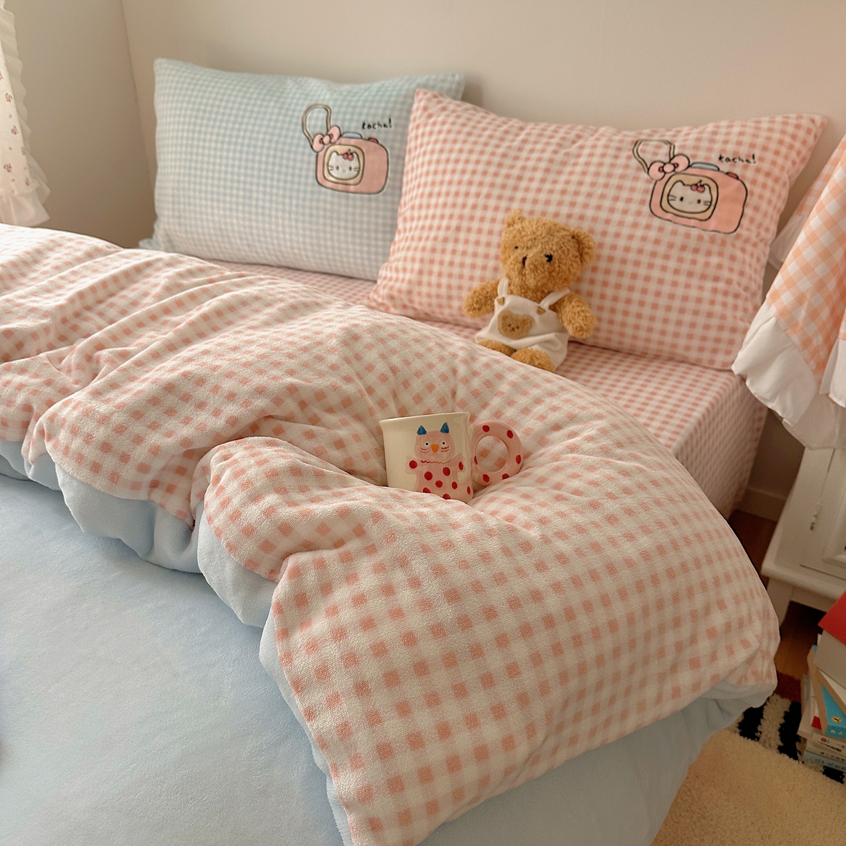 91家纺网 家纺一手货源 找家纺 桃子家居 2025新款A类兔毛贴布绣刺绣牛奶绒四件套 绒贴布绣-蓝粉相机喵喵