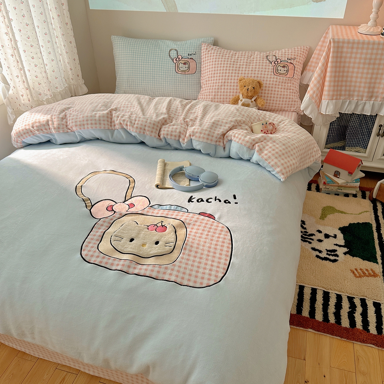 91家纺网 家纺一手货源 找家纺 桃子家居 2025新款A类兔毛贴布绣刺绣牛奶绒四件套 绒贴布绣-蓝粉相机喵喵