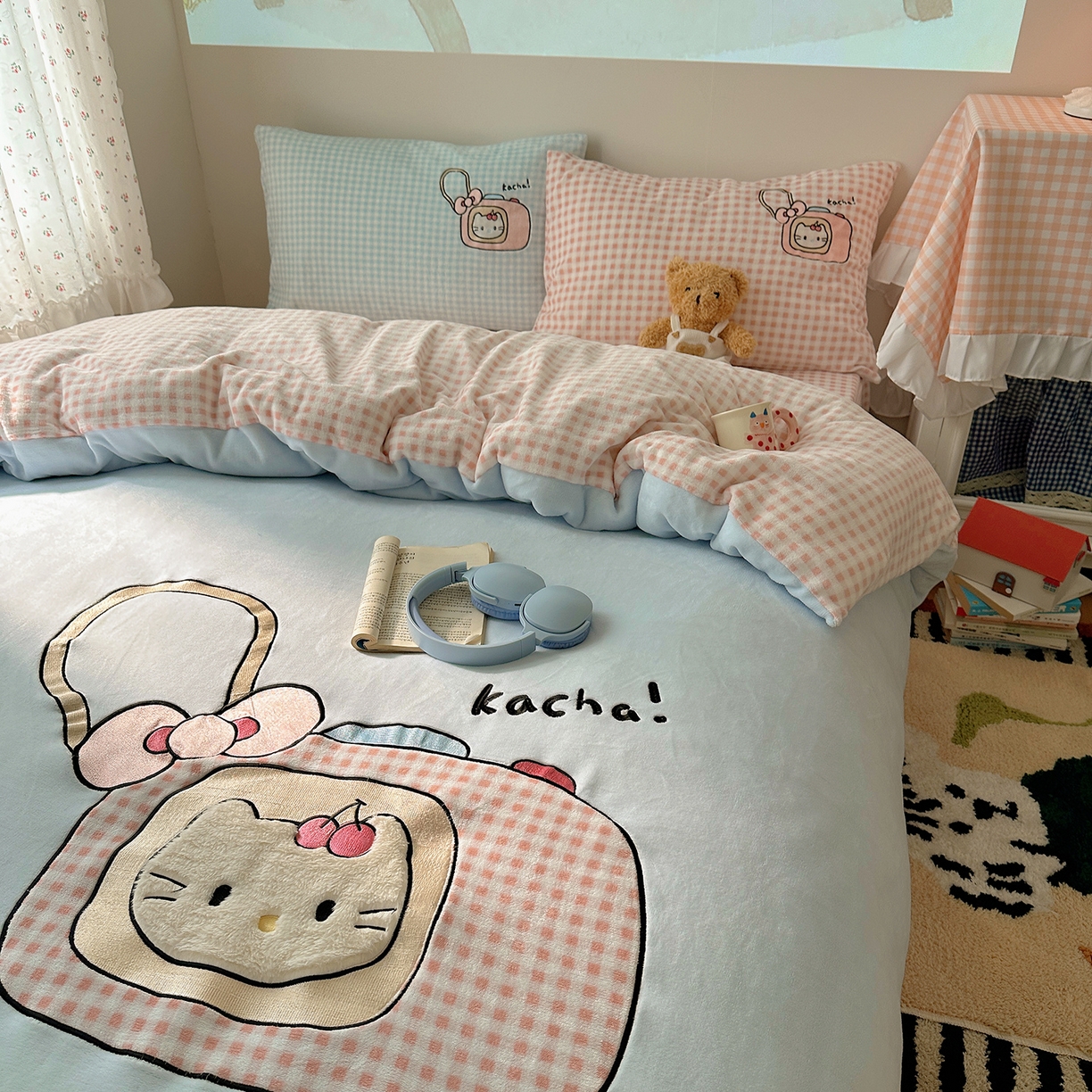 91家纺网 家纺一手货源 找家纺 桃子家居 2025新款A类兔毛贴布绣刺绣牛奶绒四件套 绒贴布绣-蓝粉相机喵喵