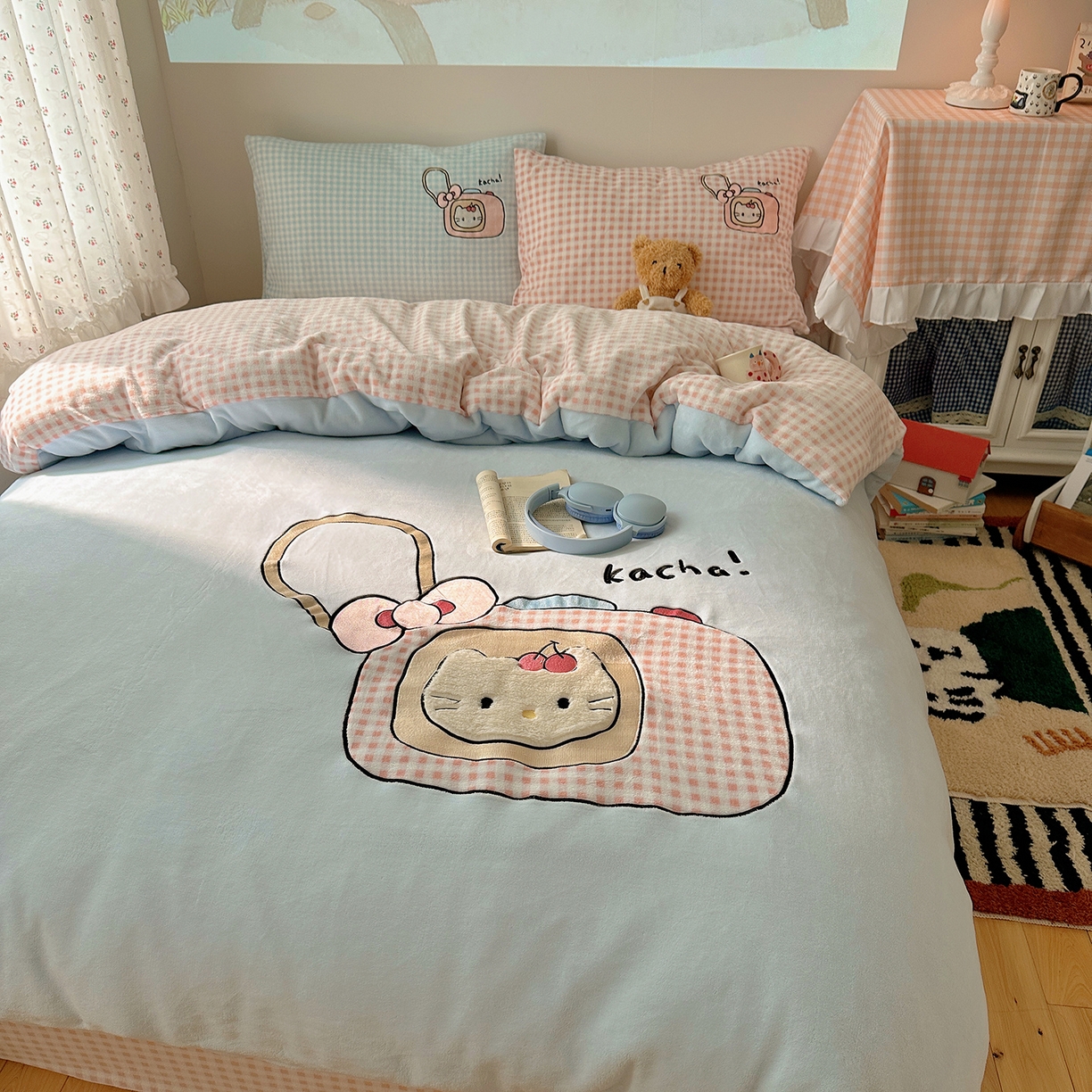 91家纺网 家纺一手货源 找家纺 桃子家居 2025新款A类兔毛贴布绣刺绣牛奶绒四件套 绒贴布绣-蓝粉相机喵喵