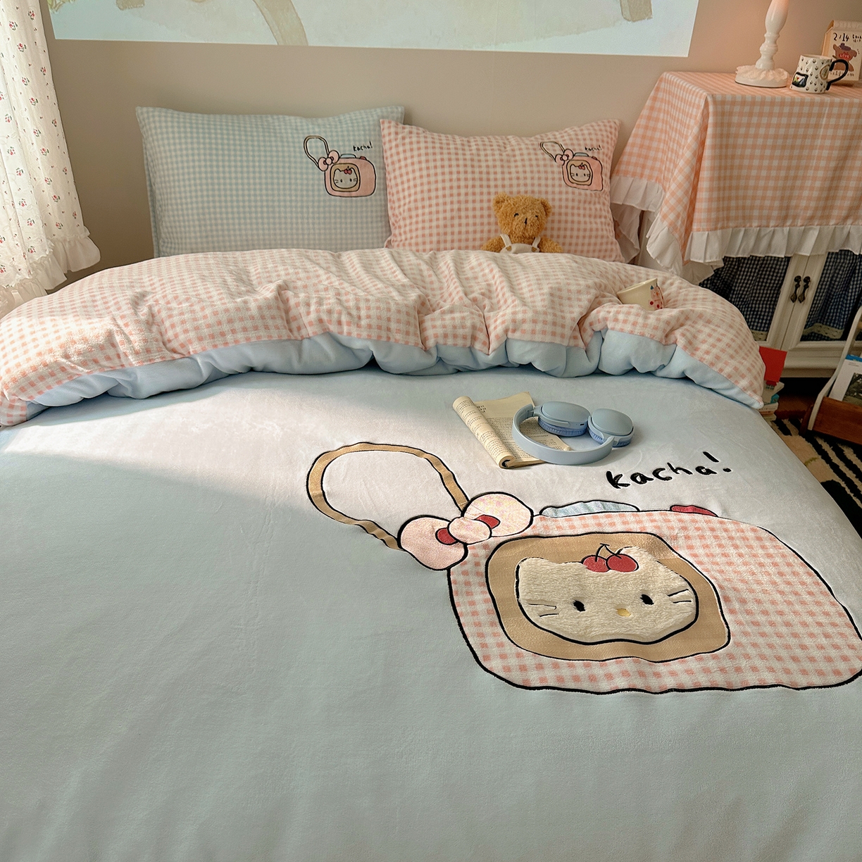 91家纺网 家纺一手货源 找家纺 桃子家居 2025新款A类兔毛贴布绣刺绣牛奶绒四件套 绒贴布绣-蓝粉相机喵喵