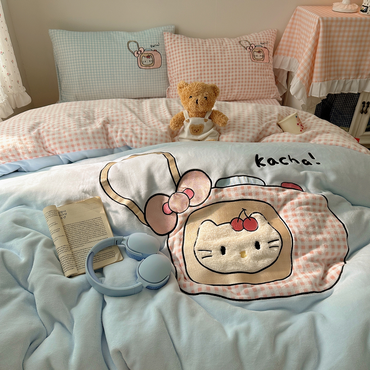 桃子家居 2025新款A类兔毛贴布绣刺绣牛奶绒四件套 绒贴布绣-蓝粉相机喵喵