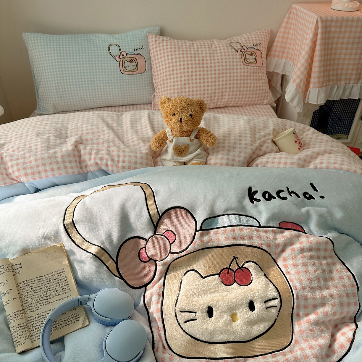 91家纺网 家纺一手货源 找家纺 桃子家居 2025新款A类兔毛贴布绣刺绣牛奶绒四件套 绒贴布绣-蓝粉相机喵喵