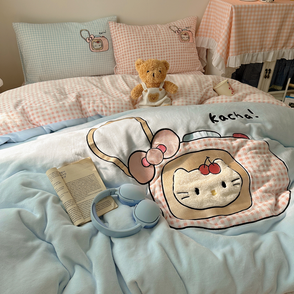 91家纺网 家纺一手货源 找家纺 桃子家居 2025新款A类兔毛贴布绣刺绣牛奶绒四件套 绒贴布绣-蓝粉相机喵喵