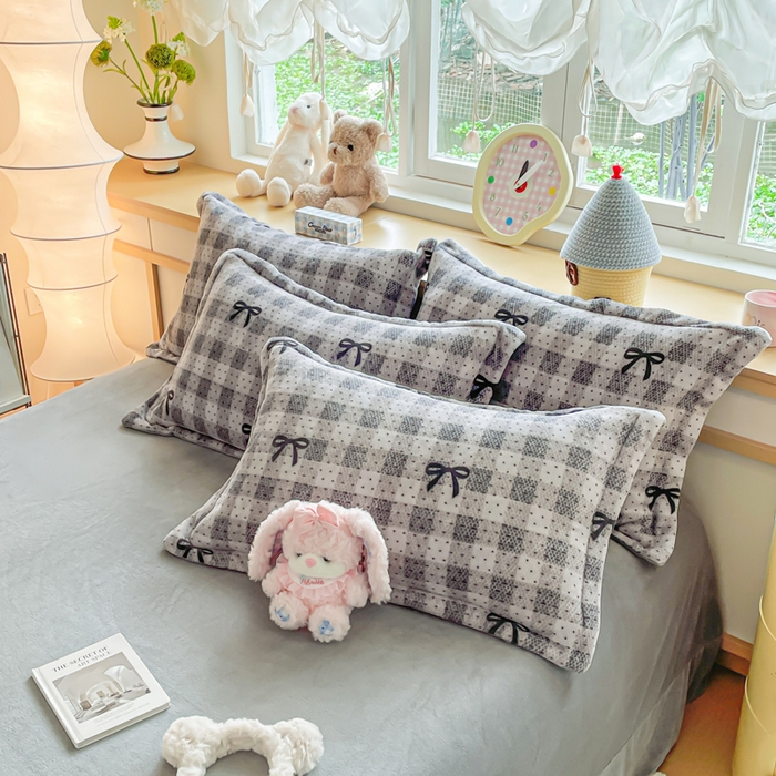 91家纺网 家纺一手货源 找家纺 典曼家纺 2025新款加厚保暖双面牛奶绒四件套 方糖蝴蝶结