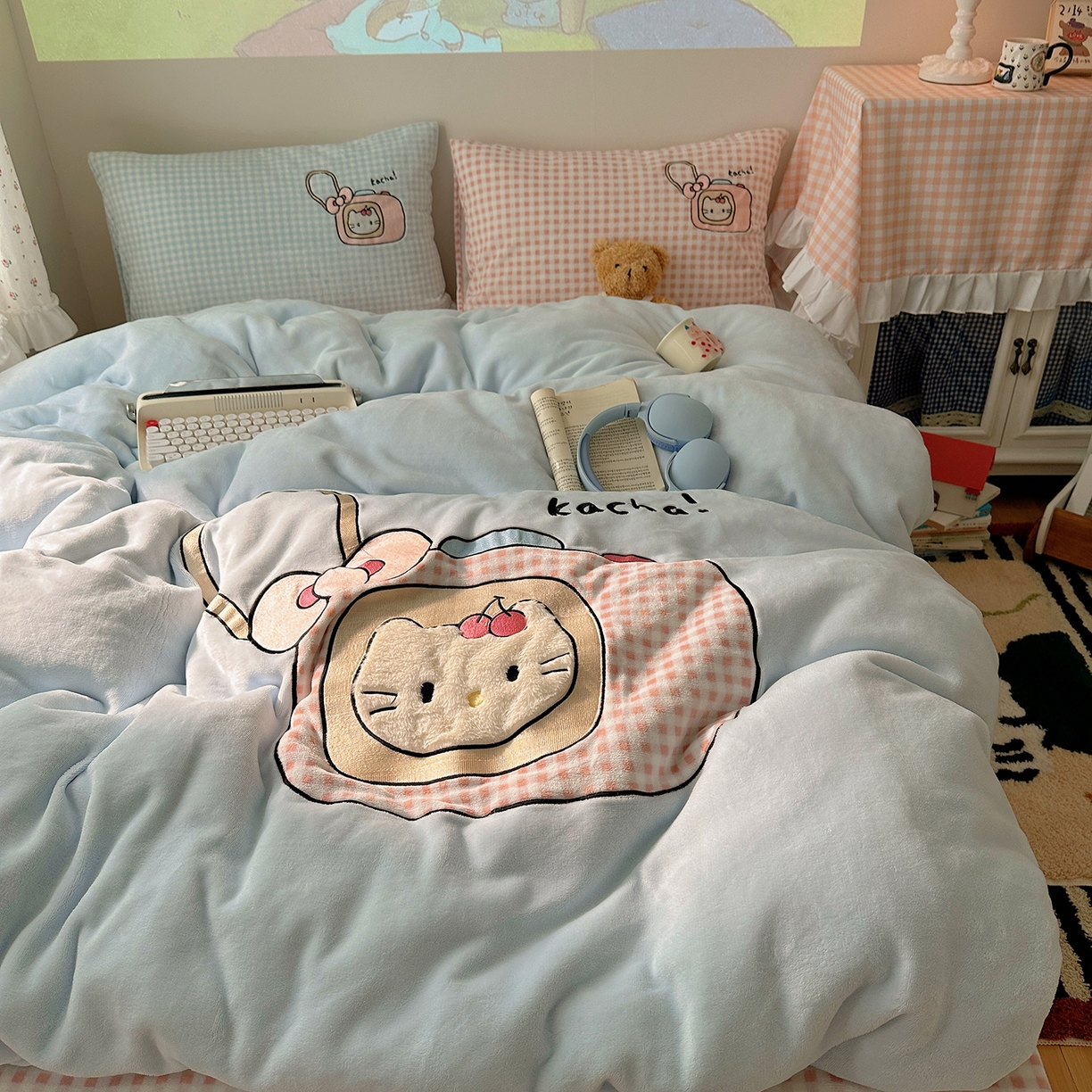 91家纺网 家纺一手货源 找家纺 桃子家居 2025新款A类兔毛贴布绣刺绣牛奶绒四件套 绒贴布绣-蓝粉相机喵喵