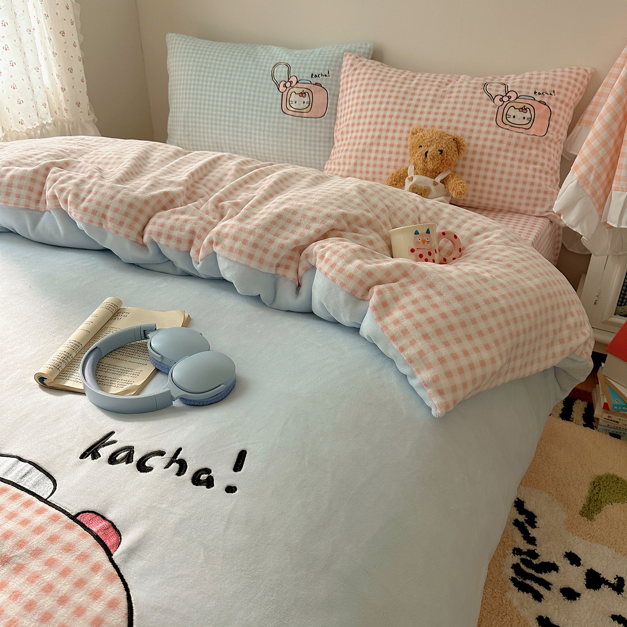 91家纺网 家纺一手货源 找家纺 桃子家居 2025新款A类兔毛贴布绣刺绣牛奶绒四件套 绒贴布绣-蓝粉相机喵喵