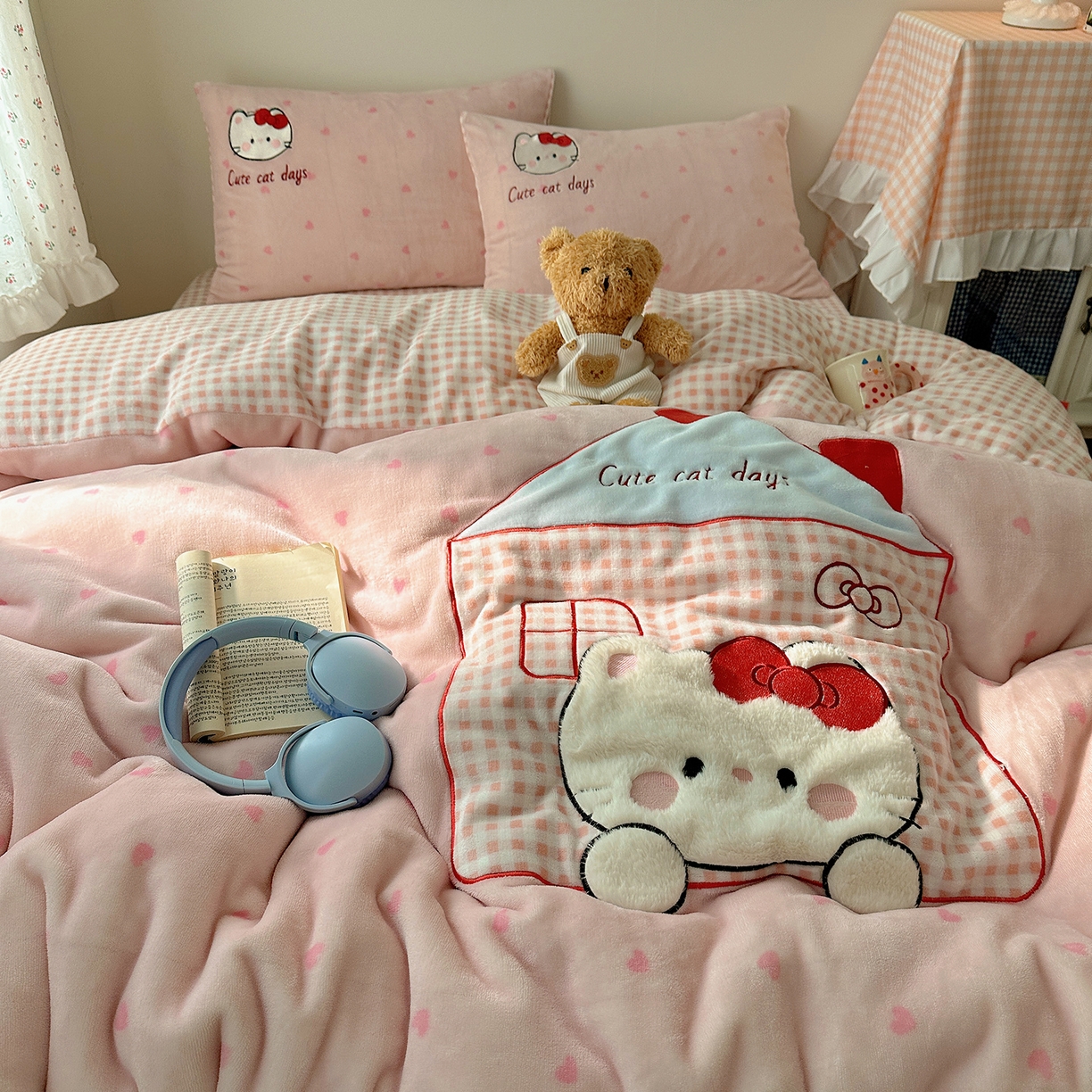 91家纺网 家纺一手货源 找家纺 桃子家居 2025新款A类兔毛贴布绣刺绣牛奶绒四件套 绒贴布绣-铅笔屋猫咪粉粉