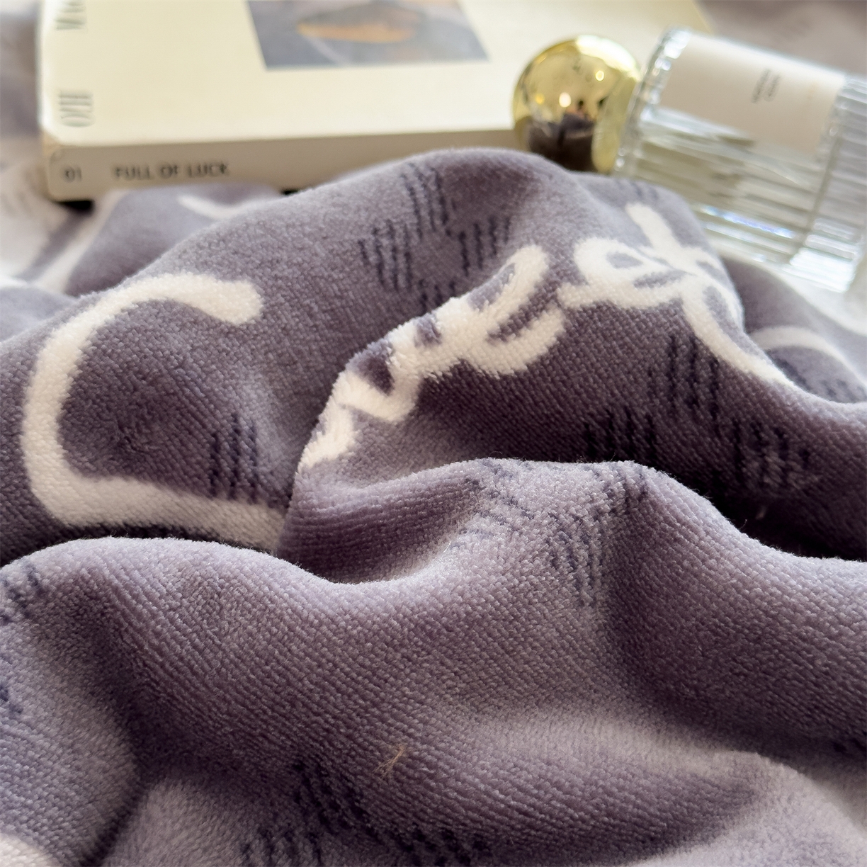 91家纺网 家纺一手货源 找家纺 慕木家纺 2025新款高克重印花牛奶绒云锦绒双层毛毯毛毯毯子（可供跨境提供买家秀） 双层毛毯-芊芊情-灰