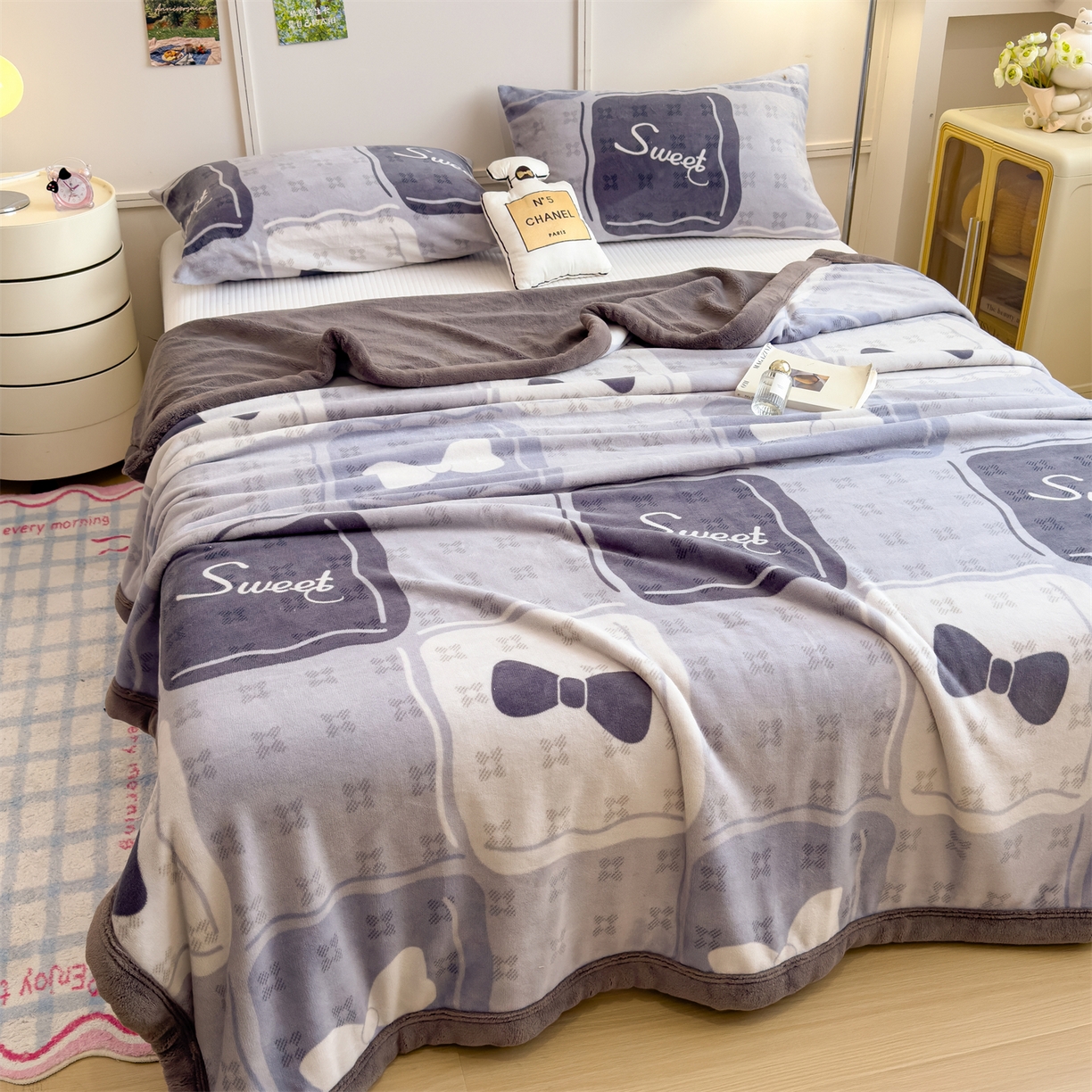 91家纺网 家纺一手货源 找家纺 慕木家纺 2025新款高克重印花牛奶绒云锦绒双层毛毯毛毯毯子（可供跨境提供买家秀） 双层毛毯-芊芊情-灰