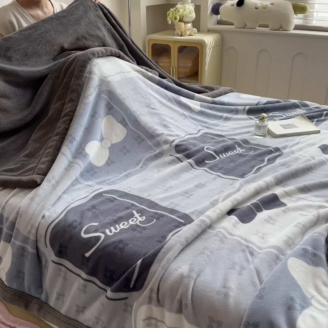 91家纺网 家纺一手货源 找家纺 慕木家纺 2025新款高克重印花牛奶绒云锦绒双层毛毯毛毯毯子（可供跨境提供买家秀） 双层毛毯-芊芊情-灰