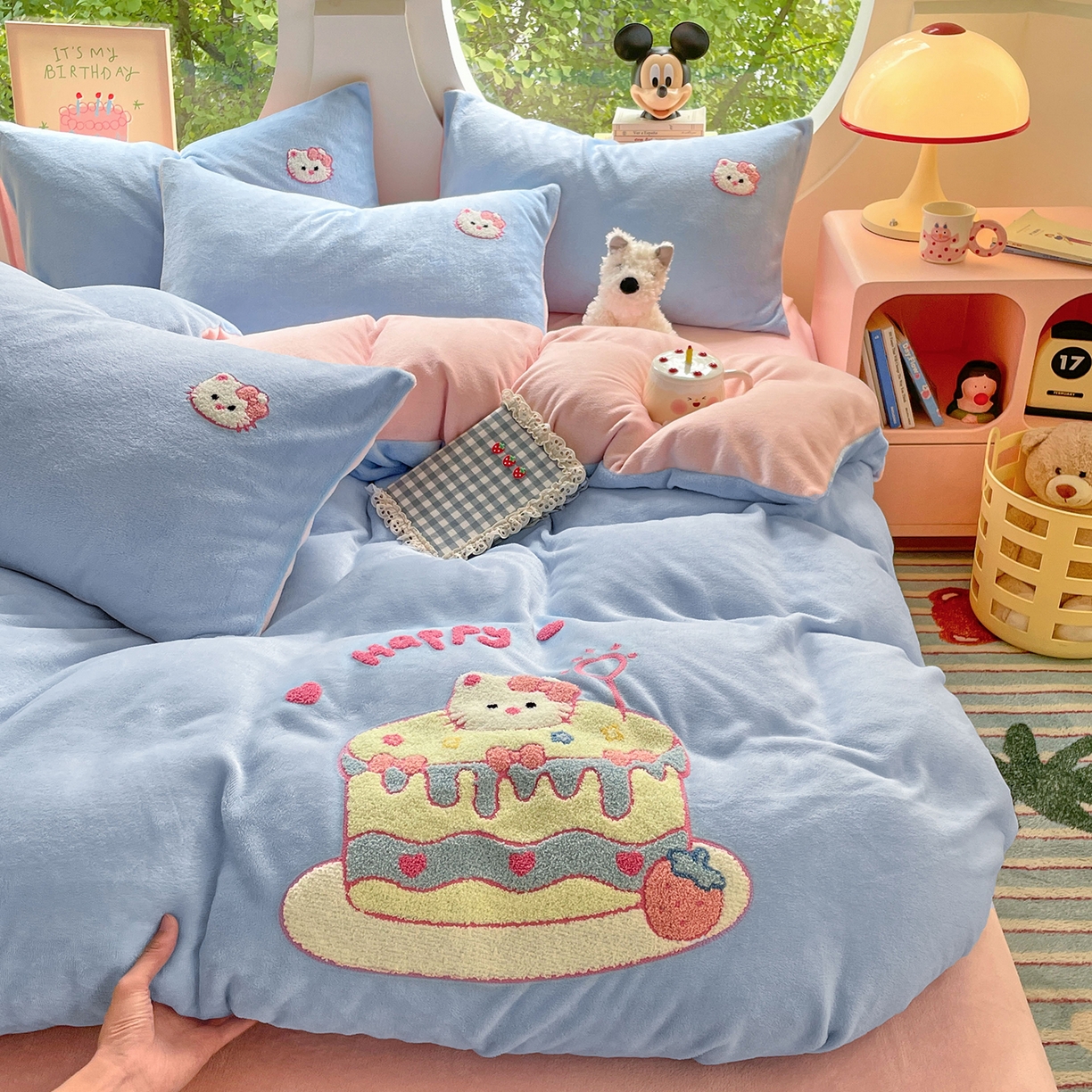 91家纺网 家纺一手货源 找家纺 优卡迪家纺馆 2025新款牛奶绒毛巾绣四件套 下载文件包含买家秀 蛋糕猫-天蓝