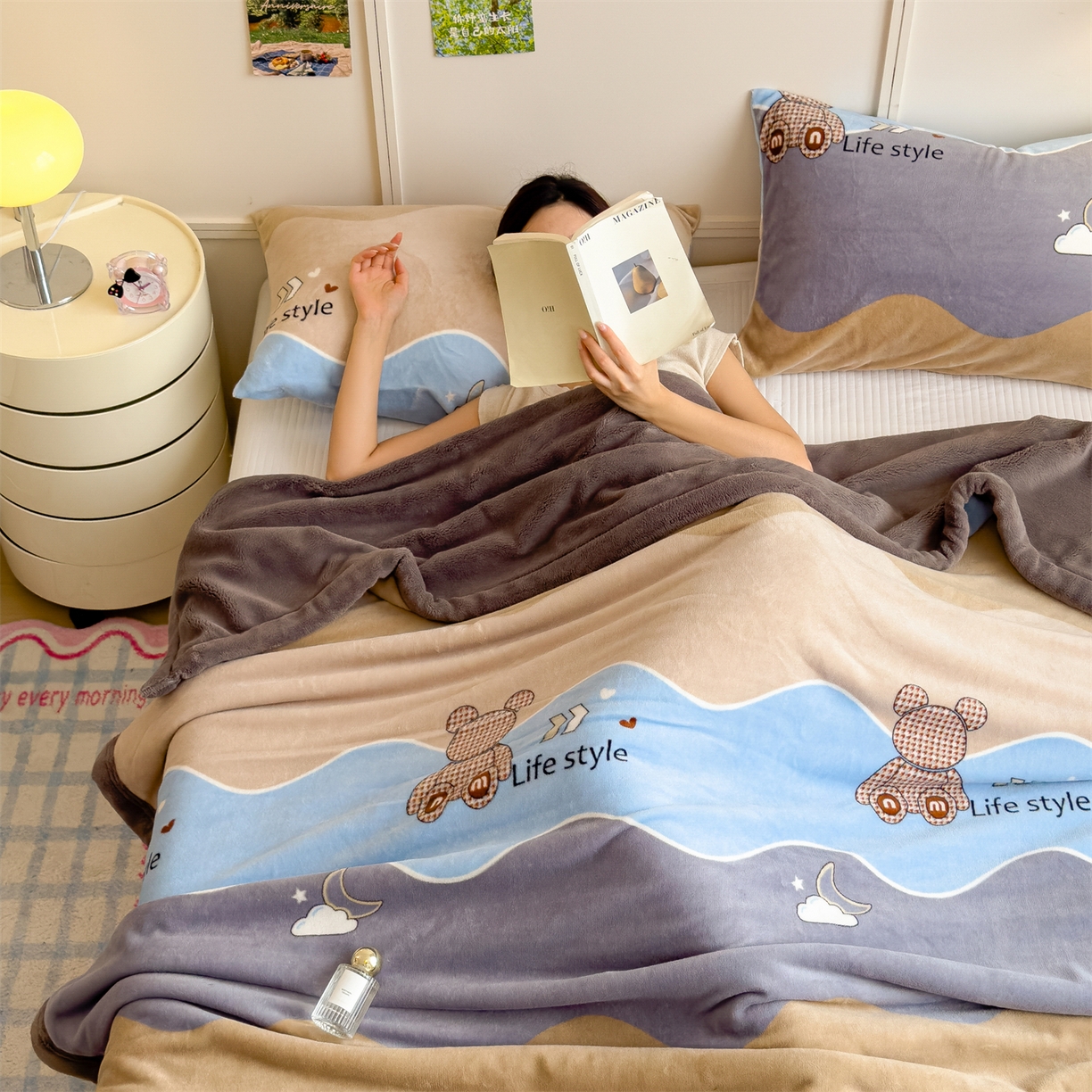 91家纺网 家纺一手货源 找家纺 慕木家纺 2025新款高克重印花牛奶绒云锦绒双层毛毯毛毯毯子（可供跨境提供买家秀） 双层毛毯-波浪熊+灰