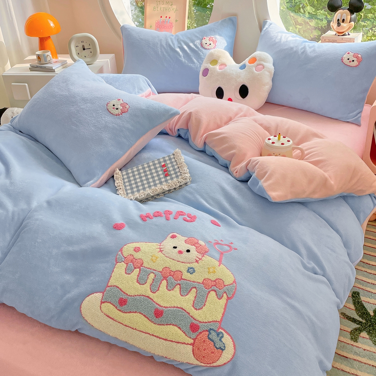 91家纺网 家纺一手货源 找家纺 优卡迪家纺馆 2025新款牛奶绒毛巾绣四件套 下载文件包含买家秀 蛋糕猫-天蓝