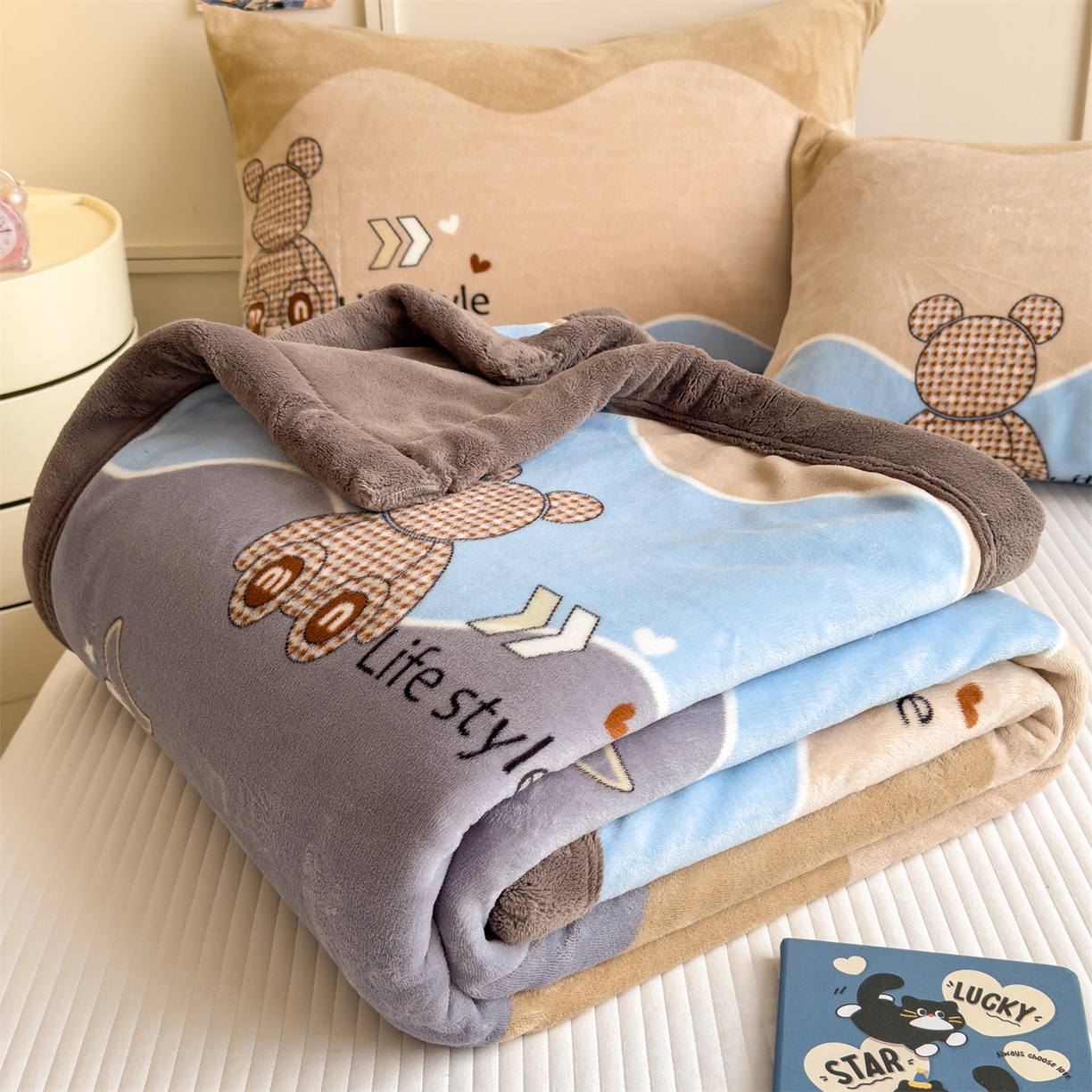 91家纺网 家纺一手货源 找家纺 慕木家纺 2025新款高克重印花牛奶绒云锦绒双层毛毯毛毯毯子（可供跨境提供买家秀） 双层毛毯-波浪熊+灰