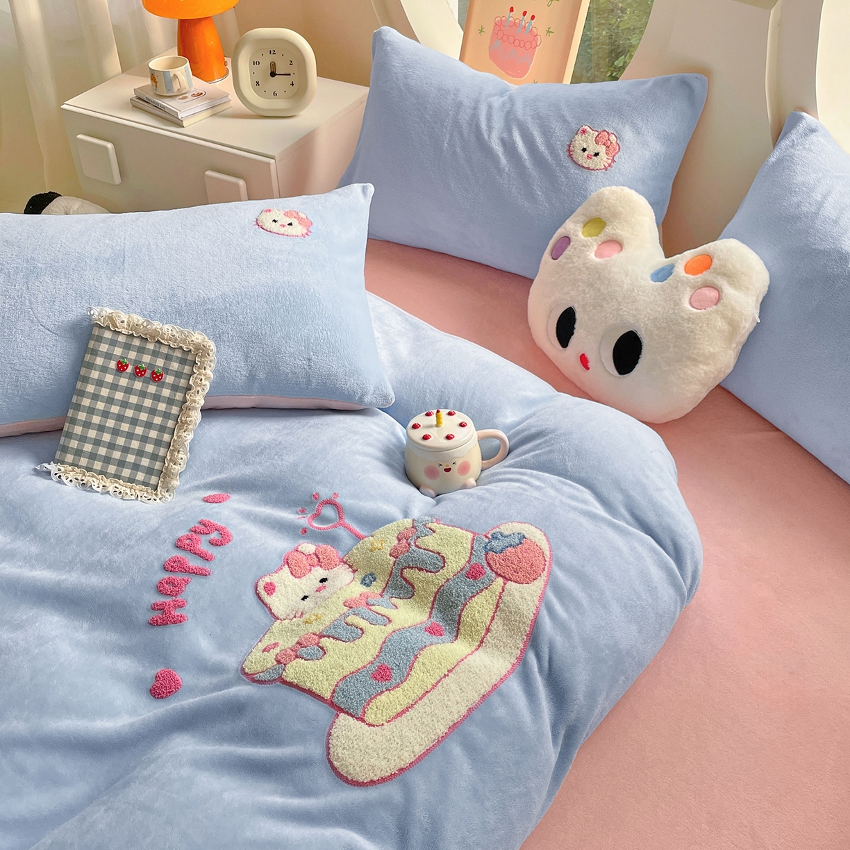 91家纺网 家纺一手货源 找家纺 优卡迪家纺馆 2025新款牛奶绒毛巾绣四件套 下载文件包含买家秀 蛋糕猫-天蓝