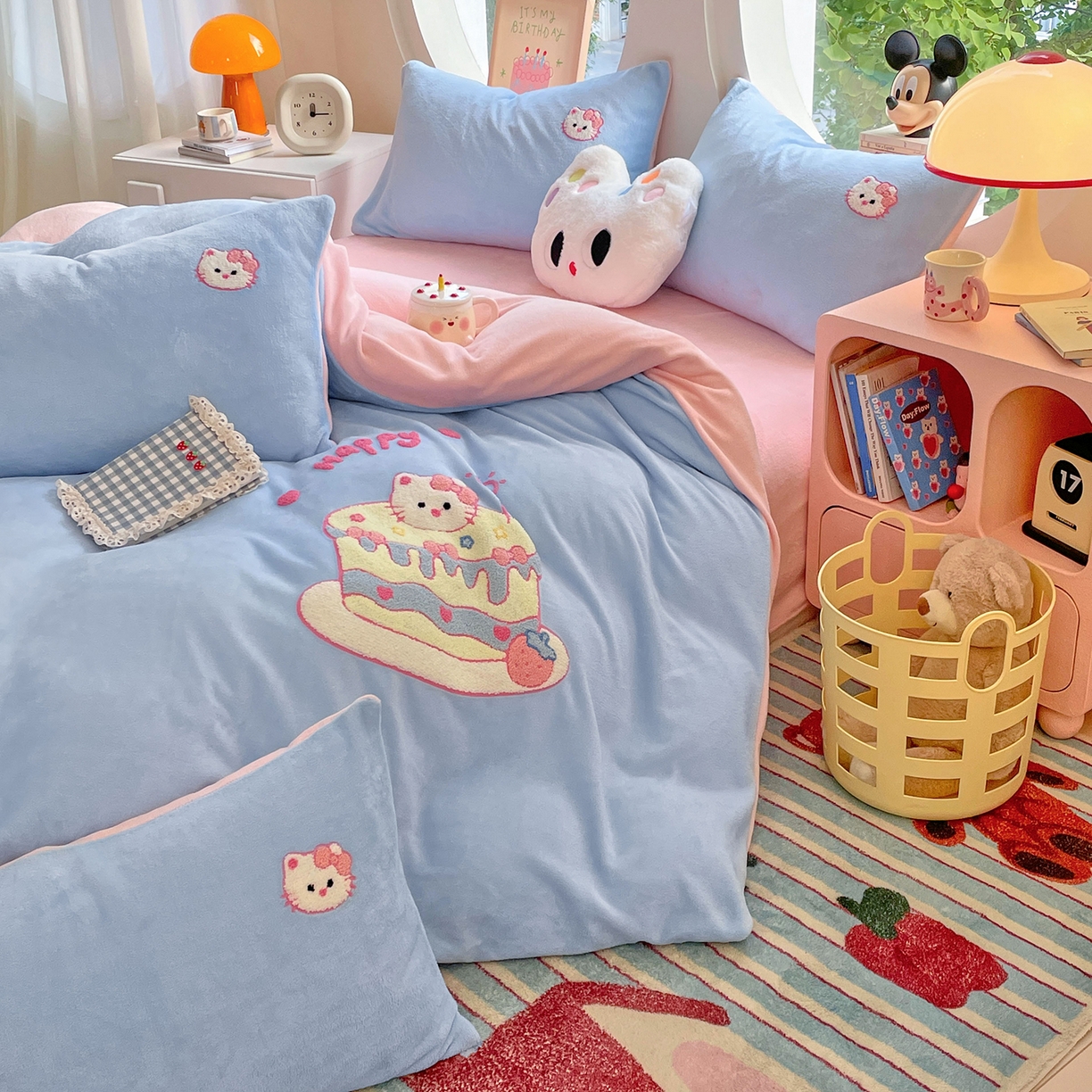 91家纺网 家纺一手货源 找家纺 优卡迪家纺馆 2025新款牛奶绒毛巾绣四件套 下载文件包含买家秀 蛋糕猫-天蓝