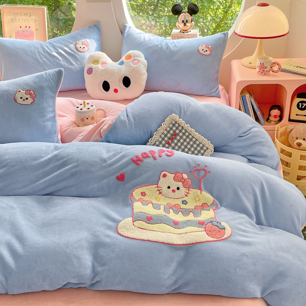 91家纺网 家纺一手货源 找家纺 优卡迪家纺馆 2025新款牛奶绒毛巾绣四件套 下载文件包含买家秀 蛋糕猫-天蓝