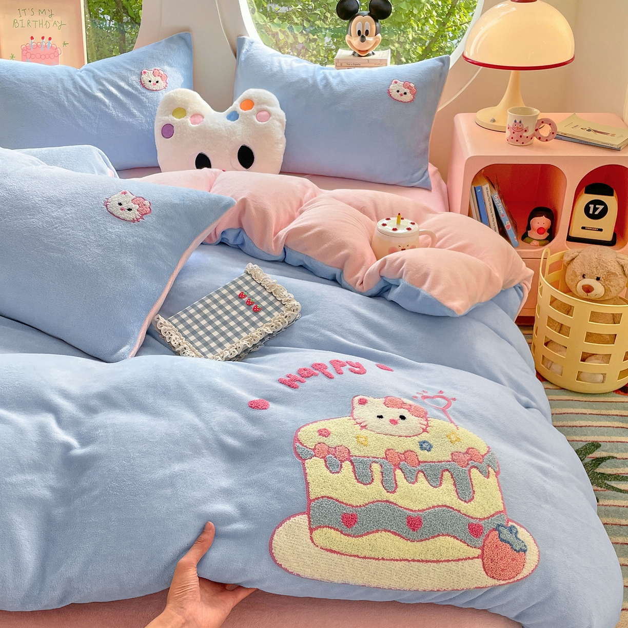 91家纺网 家纺一手货源 找家纺 优卡迪家纺馆 2025新款牛奶绒毛巾绣四件套 下载文件包含买家秀 蛋糕猫-天蓝