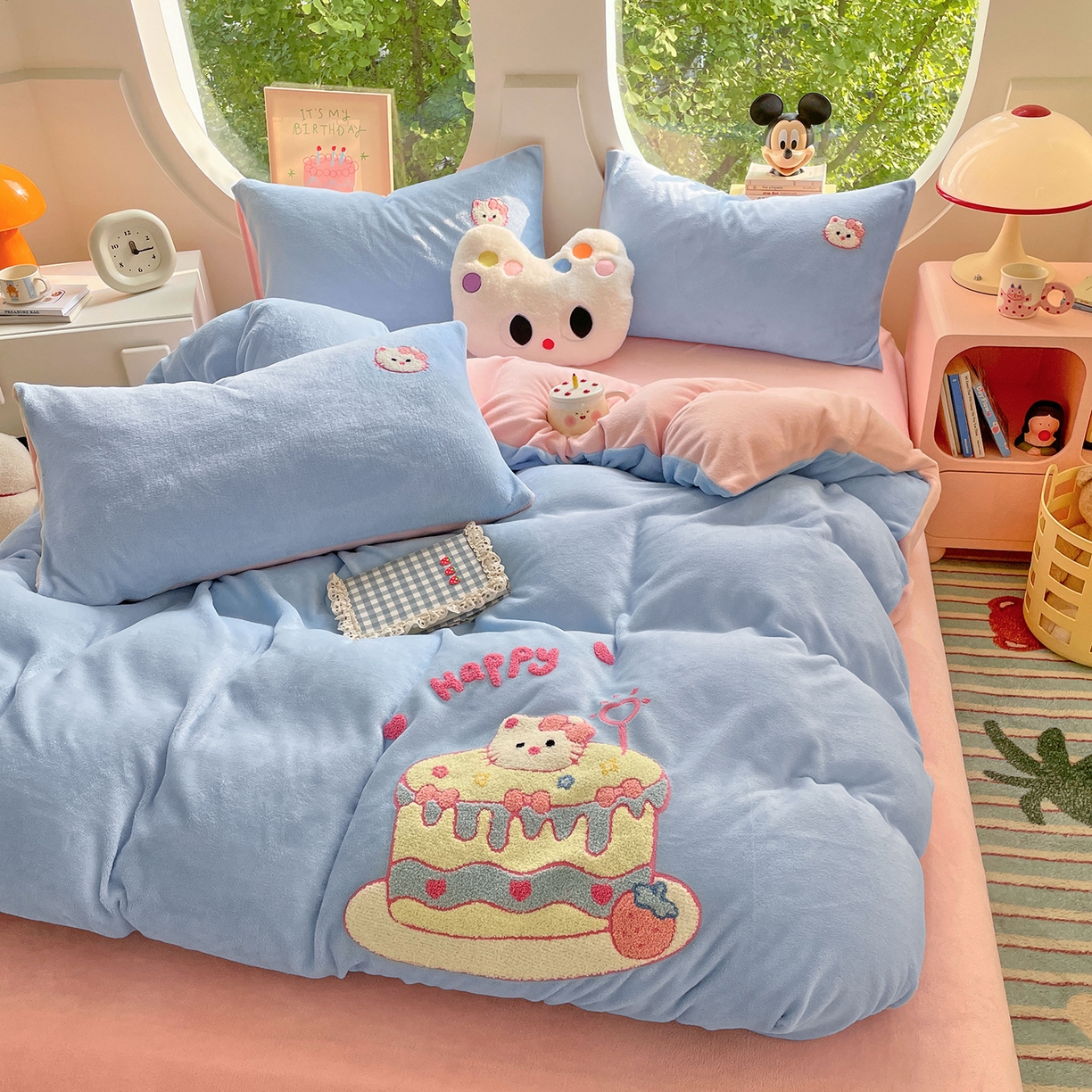 91家纺网 家纺一手货源 找家纺 优卡迪家纺馆 2025新款牛奶绒毛巾绣四件套 下载文件包含买家秀 蛋糕猫-天蓝