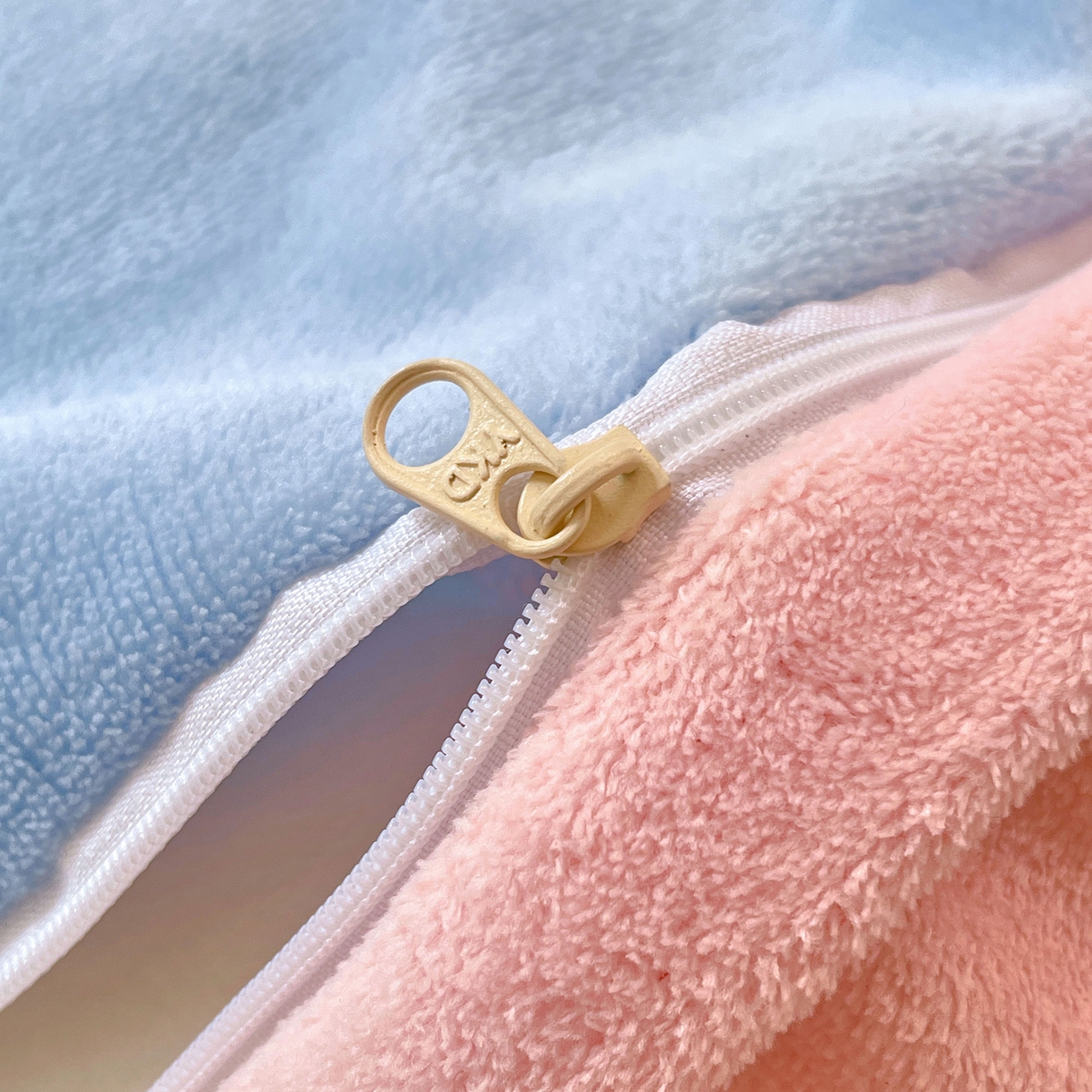 91家纺网 家纺一手货源 找家纺 优卡迪家纺馆 2025新款牛奶绒毛巾绣四件套 下载文件包含买家秀 蛋糕猫-天蓝