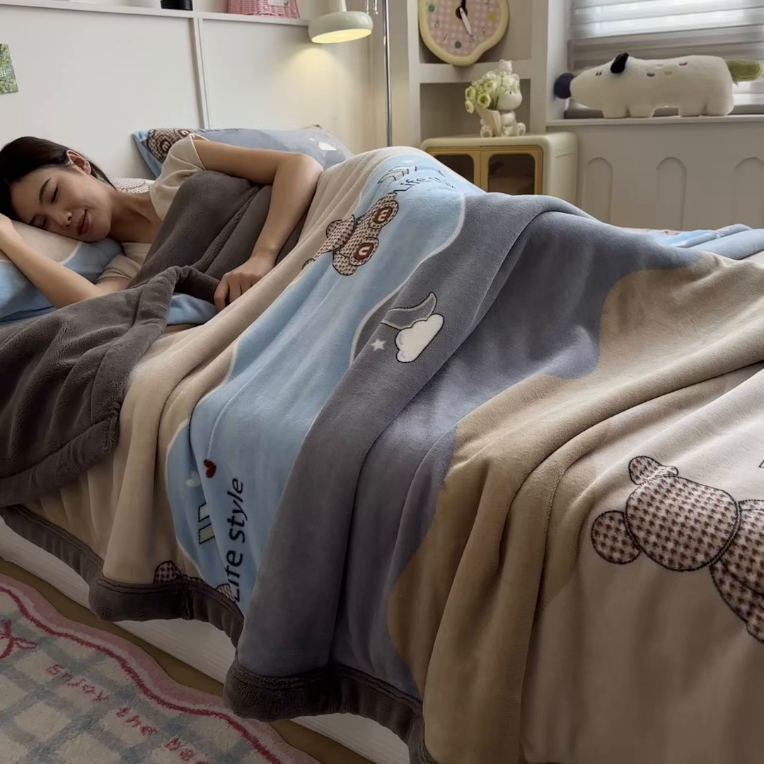 91家纺网 家纺一手货源 找家纺 慕木家纺 2025新款高克重印花牛奶绒云锦绒双层毛毯毛毯毯子（可供跨境提供买家秀） 双层毛毯-波浪熊+灰