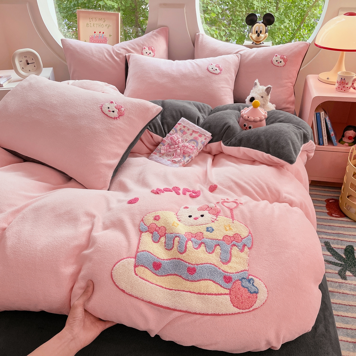 91家纺网 家纺一手货源 找家纺 优卡迪家纺馆 2025新款牛奶绒毛巾绣四件套 下载文件包含买家秀 蛋糕猫-玉粉