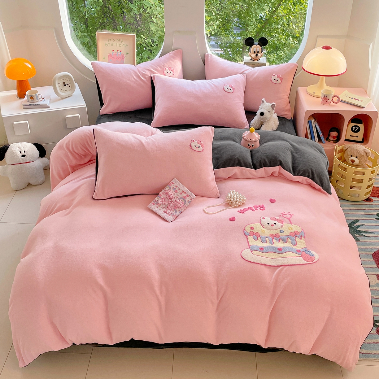 91家纺网 家纺一手货源 找家纺 优卡迪家纺馆 2025新款牛奶绒毛巾绣四件套 下载文件包含买家秀 蛋糕猫-玉粉