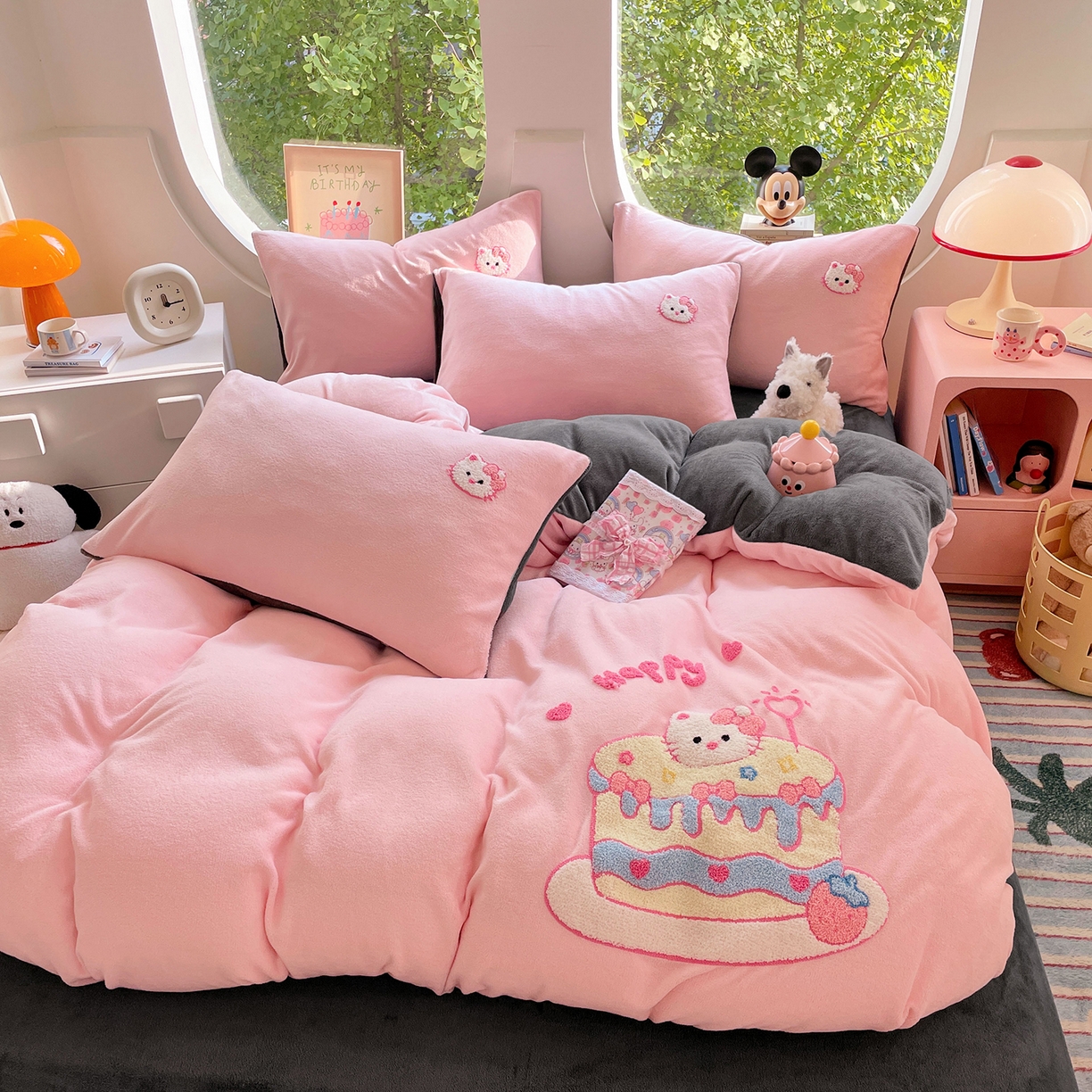 91家纺网 家纺一手货源 找家纺 优卡迪家纺馆 2025新款牛奶绒毛巾绣四件套 下载文件包含买家秀 蛋糕猫-玉粉