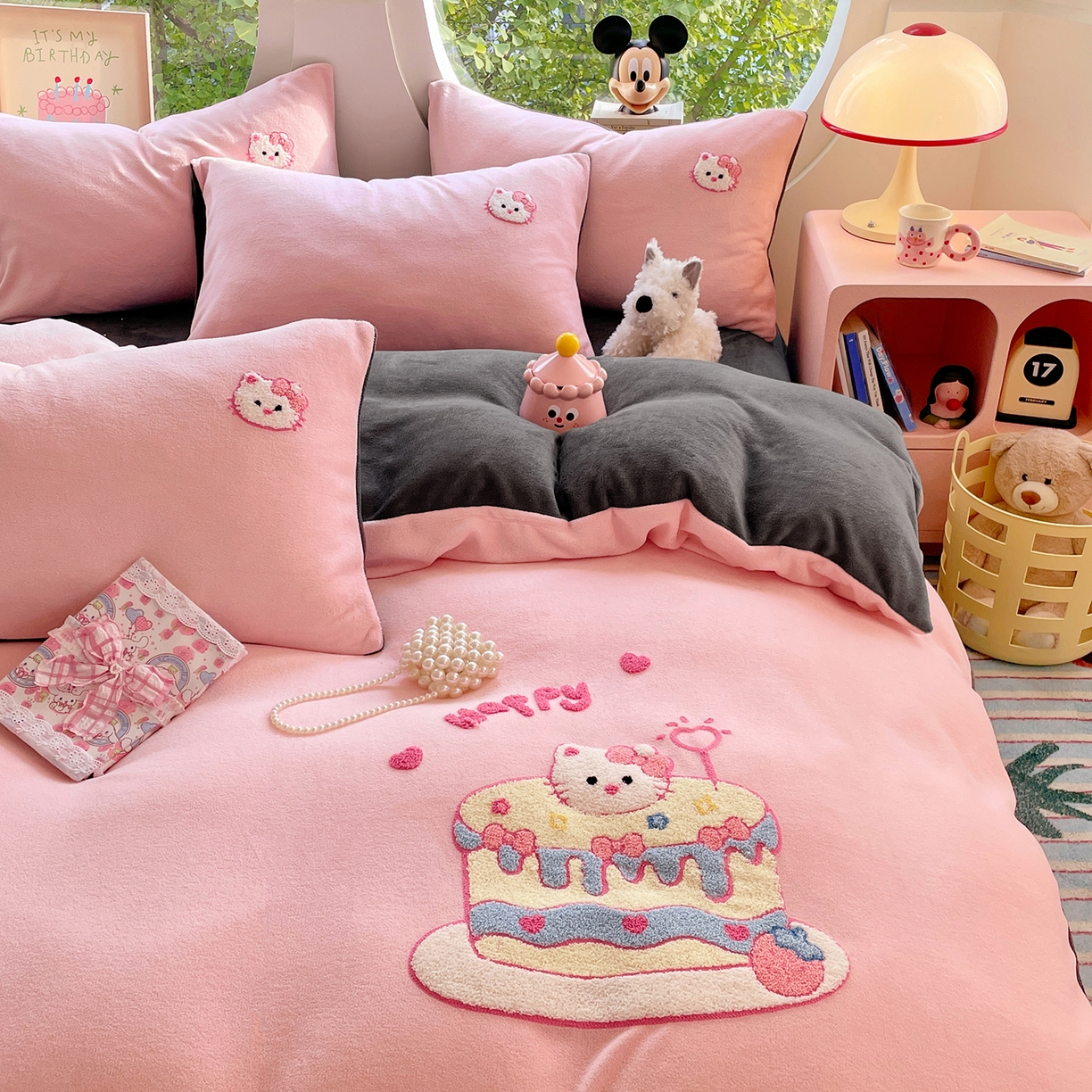 91家纺网 家纺一手货源 找家纺 优卡迪家纺馆 2025新款牛奶绒毛巾绣四件套 下载文件包含买家秀 蛋糕猫-玉粉