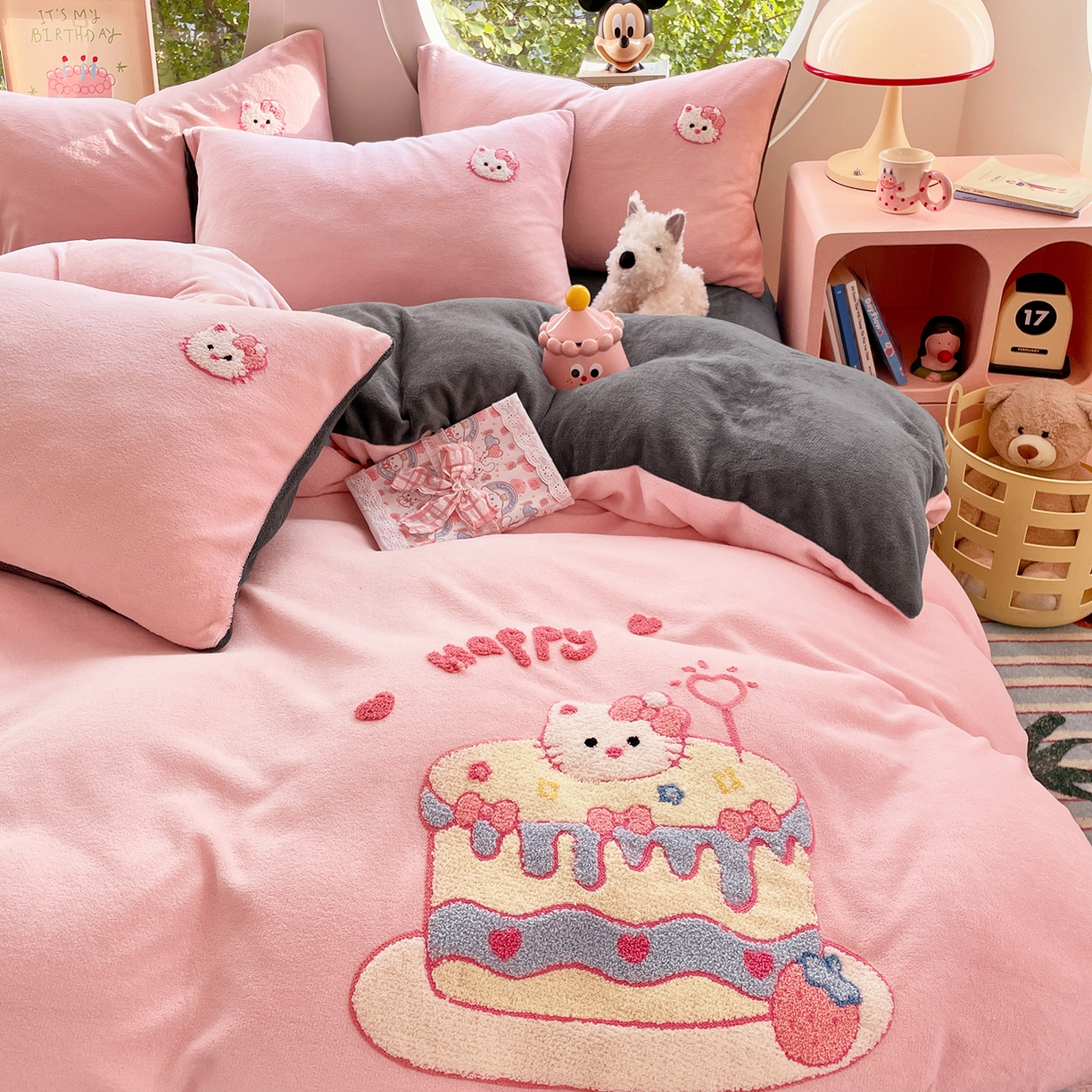 91家纺网 家纺一手货源 找家纺 优卡迪家纺馆 2025新款牛奶绒毛巾绣四件套 下载文件包含买家秀 蛋糕猫-玉粉