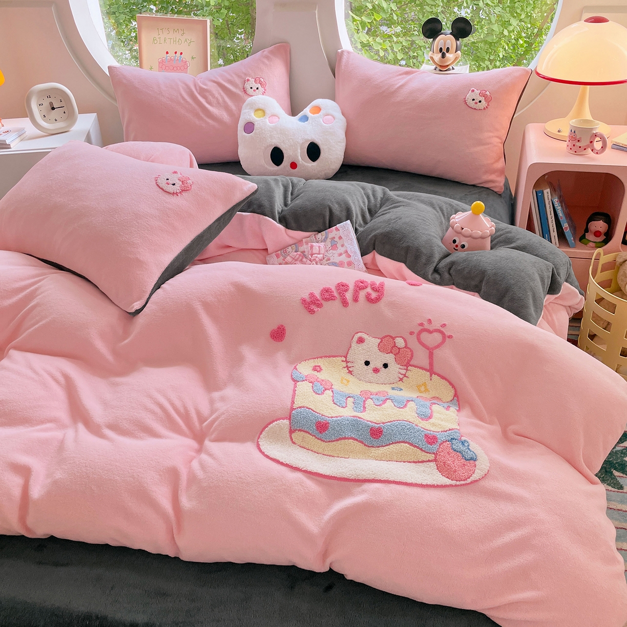 91家纺网 家纺一手货源 找家纺 优卡迪家纺馆 2025新款牛奶绒毛巾绣四件套 下载文件包含买家秀 蛋糕猫-玉粉