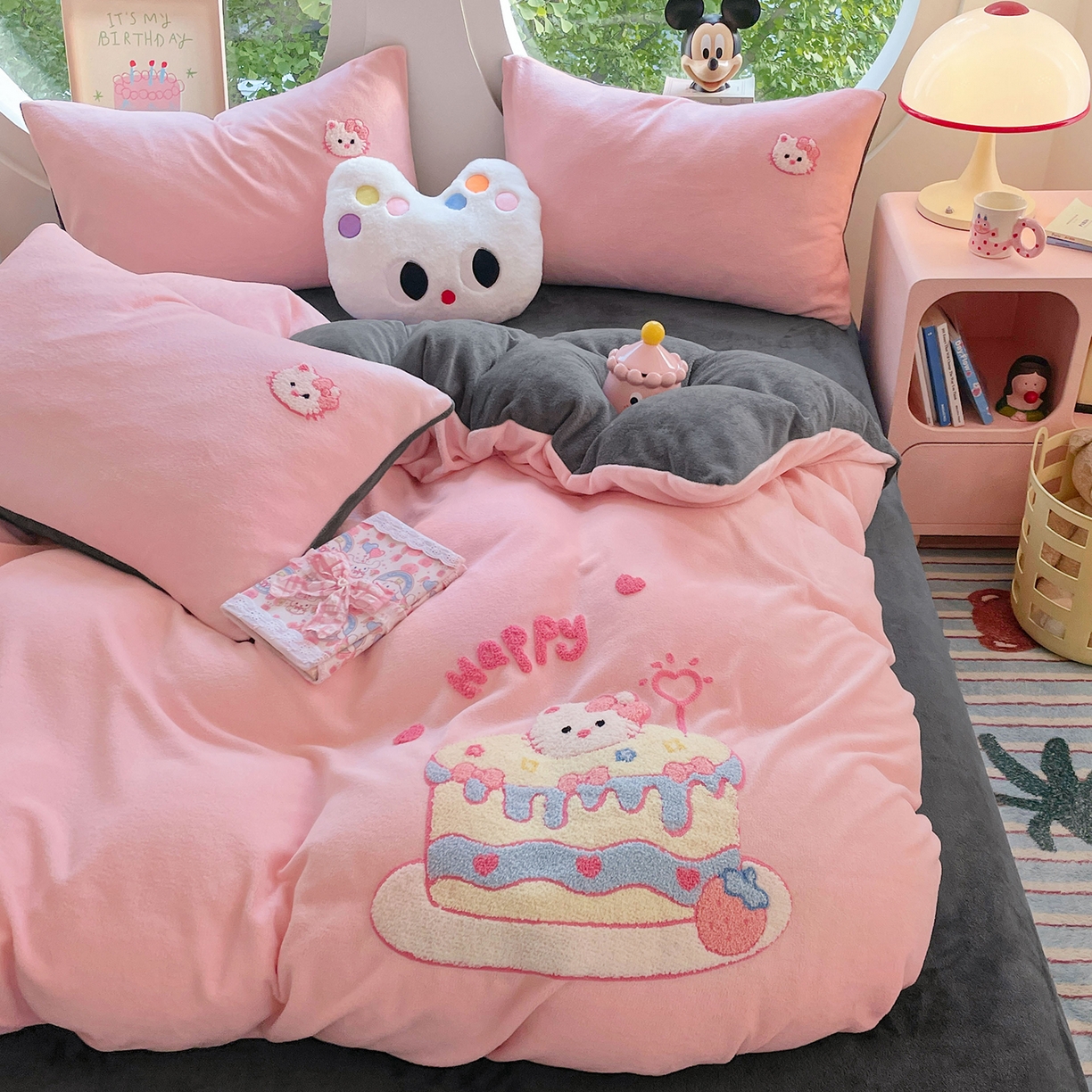 91家纺网 家纺一手货源 找家纺 优卡迪家纺馆 2025新款牛奶绒毛巾绣四件套 下载文件包含买家秀 蛋糕猫-玉粉