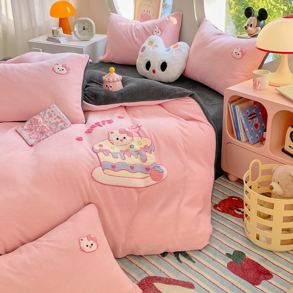 91家纺网 家纺一手货源 找家纺 优卡迪家纺馆 2025新款牛奶绒毛巾绣四件套 下载文件包含买家秀 蛋糕猫-玉粉