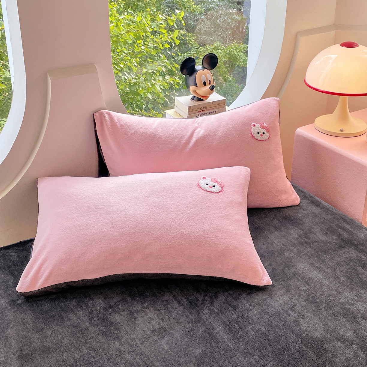 91家纺网 家纺一手货源 找家纺 优卡迪家纺馆 2025新款牛奶绒毛巾绣四件套 下载文件包含买家秀 蛋糕猫-玉粉