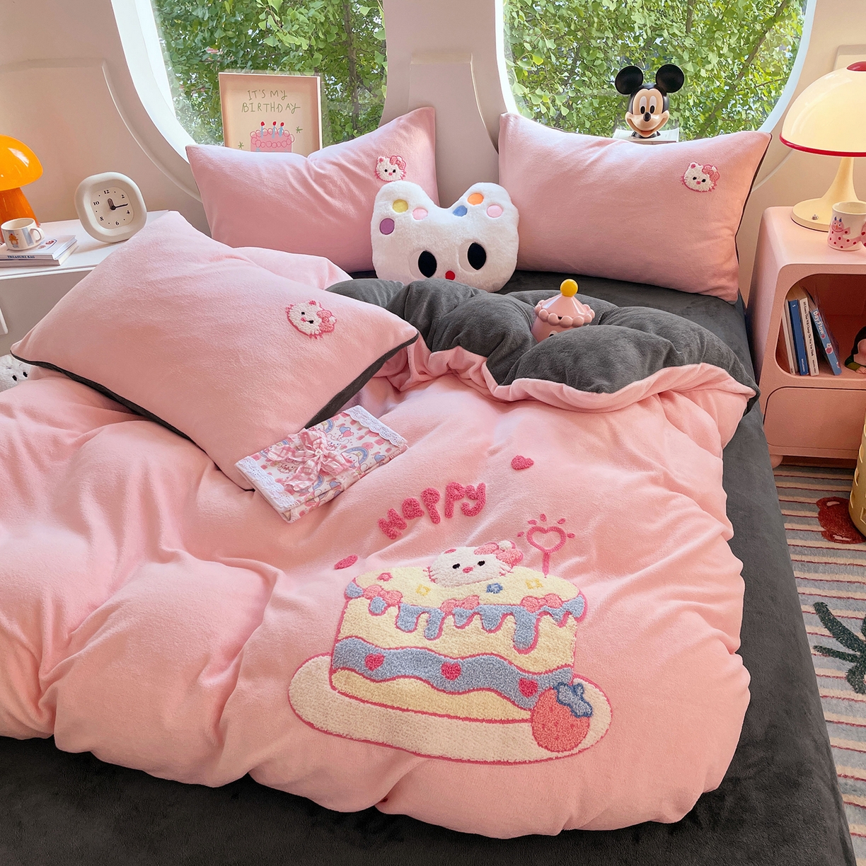 91家纺网 家纺一手货源 找家纺 优卡迪家纺馆 2025新款牛奶绒毛巾绣四件套 下载文件包含买家秀 蛋糕猫-玉粉