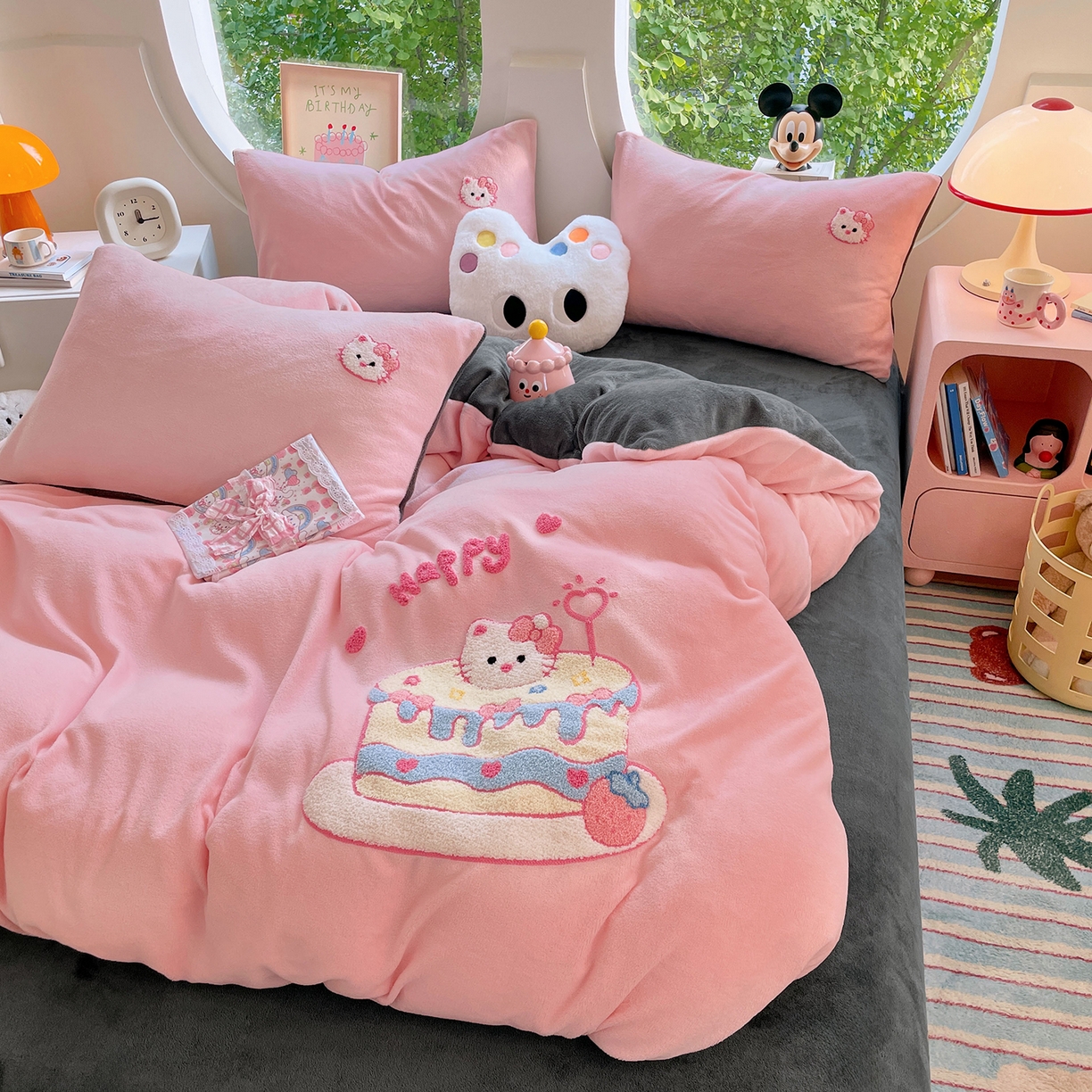 91家纺网 家纺一手货源 找家纺 优卡迪家纺馆 2025新款牛奶绒毛巾绣四件套 下载文件包含买家秀 蛋糕猫-玉粉