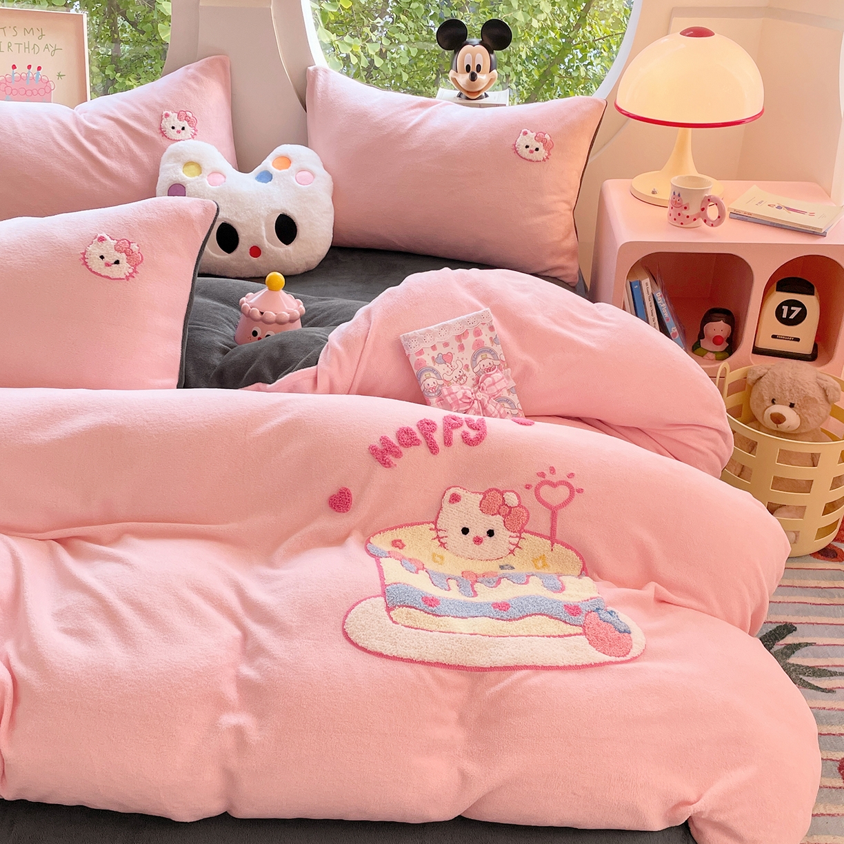 91家纺网 家纺一手货源 找家纺 优卡迪家纺馆 2025新款牛奶绒毛巾绣四件套 下载文件包含买家秀 蛋糕猫-玉粉