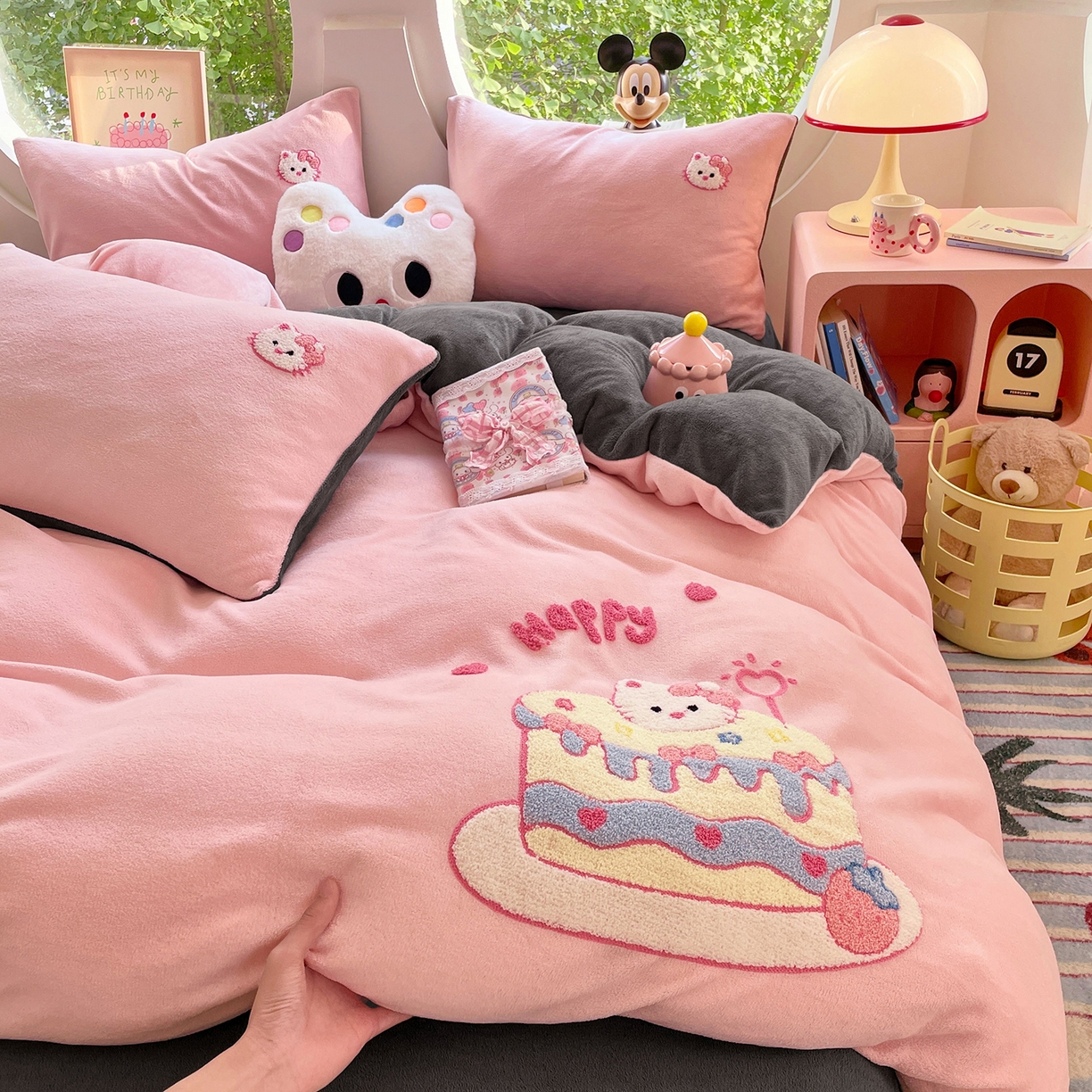 91家纺网 家纺一手货源 找家纺 优卡迪家纺馆 2025新款牛奶绒毛巾绣四件套 下载文件包含买家秀 蛋糕猫-玉粉