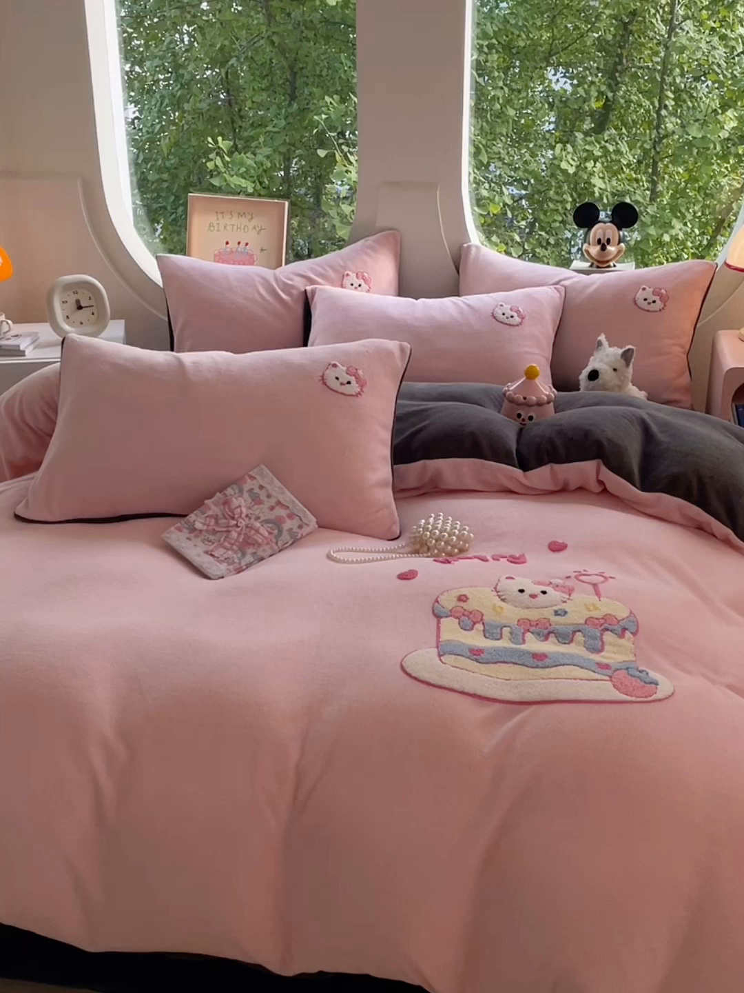 91家纺网 家纺一手货源 找家纺 优卡迪家纺馆 2025新款牛奶绒毛巾绣四件套 下载文件包含买家秀 蛋糕猫-玉粉