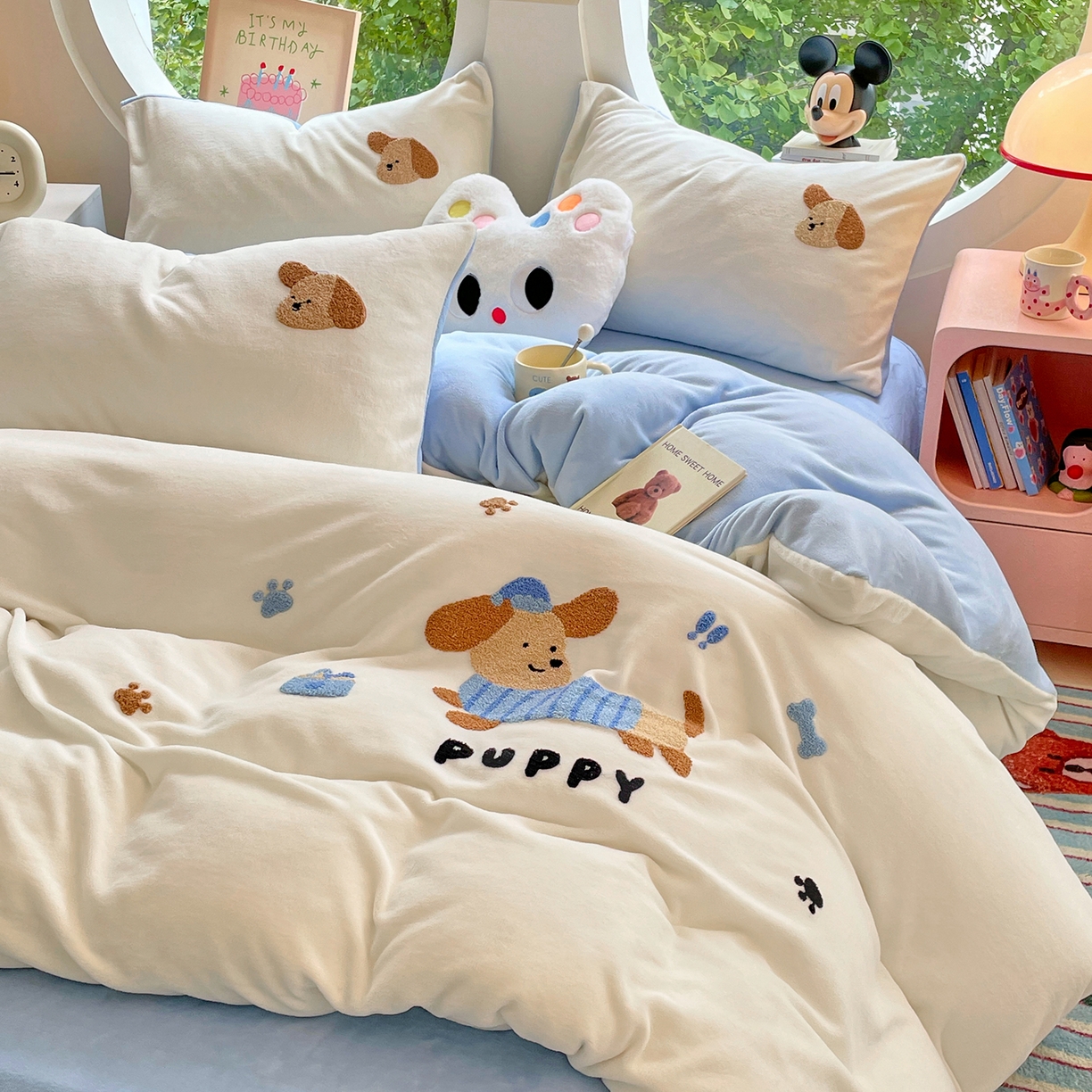 91家纺网 家纺一手货源 找家纺 优卡迪家纺馆 2025新款牛奶绒毛巾绣四件套 下载文件包含买家秀 好运狗-奶白