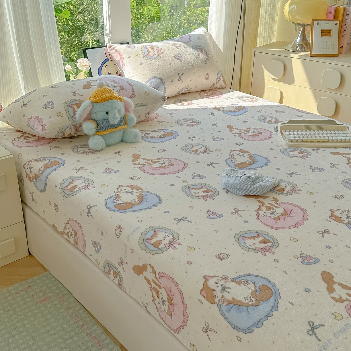 91家纺网 家纺一手货源 找家纺 沐芷 2025 加厚高克重牛奶绒床笠单件/床笠三件套  床笠款床罩床垫保护套罩 【绒】猫咪礼物