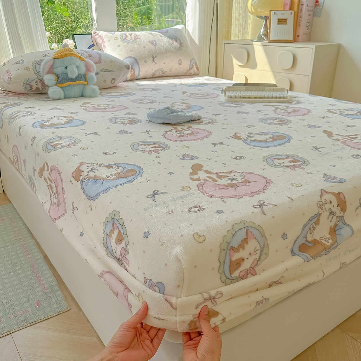 91家纺网 家纺一手货源 找家纺 沐芷 2025 加厚高克重牛奶绒床笠单件/床笠三件套  床笠款床罩床垫保护套罩 【绒】猫咪礼物