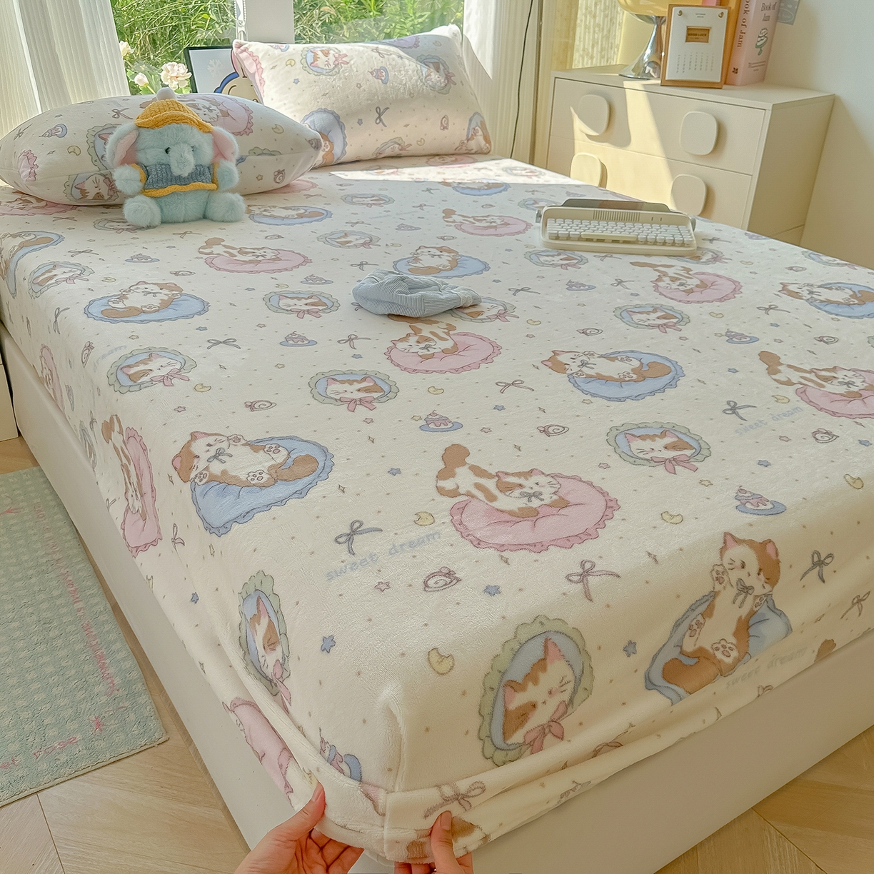 91家纺网 家纺一手货源 找家纺 沐芷 2025 加厚高克重牛奶绒床笠单件/床笠三件套  床笠款床罩床垫保护套罩 【绒】猫咪礼物